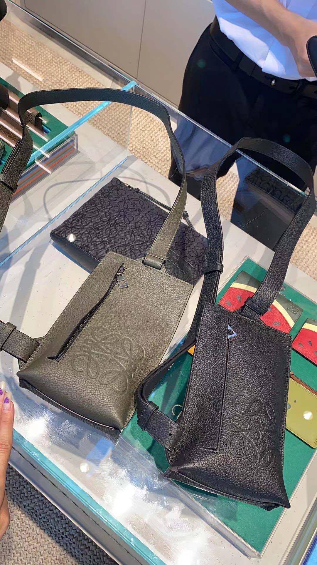LOEWE罗意威 牛皮粒面垂直T型小包手机包 0661墨绿