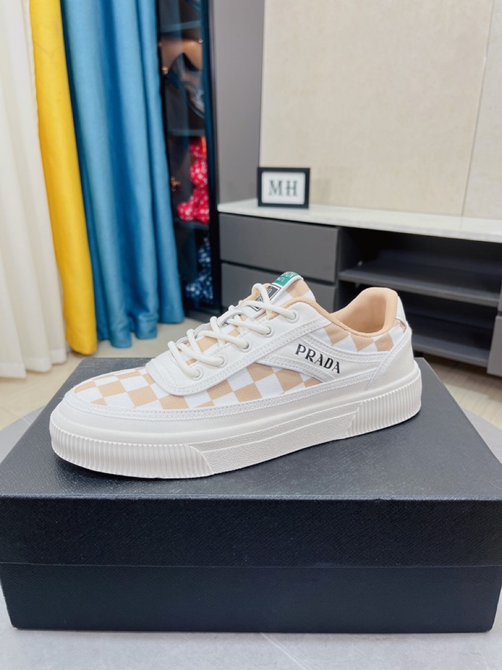 I5  普拉达 Prada  米兰展新品男鞋出炉了，官网：1制作🔺原版，续写魅力传承，创新与致敬⚫️年轻时尚的你必须拥有🎗活动垫脚无臭脚；进口油蜡皮鞋面耐磨橡胶底；适合四季穿着 ，时尚百搭。