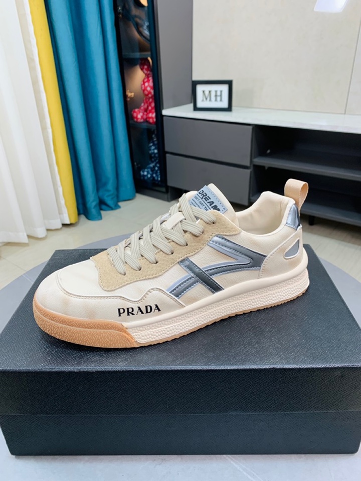 I5  普拉达 Prada  米兰展新品男鞋出炉了，官网：1制作🔺原版，续写魅力传承，创新与致敬⚫️年轻时尚的你必须拥有🎗活动垫脚无臭脚；进口油蜡皮鞋面耐磨橡胶底；适合四季穿着 ，时尚百搭。