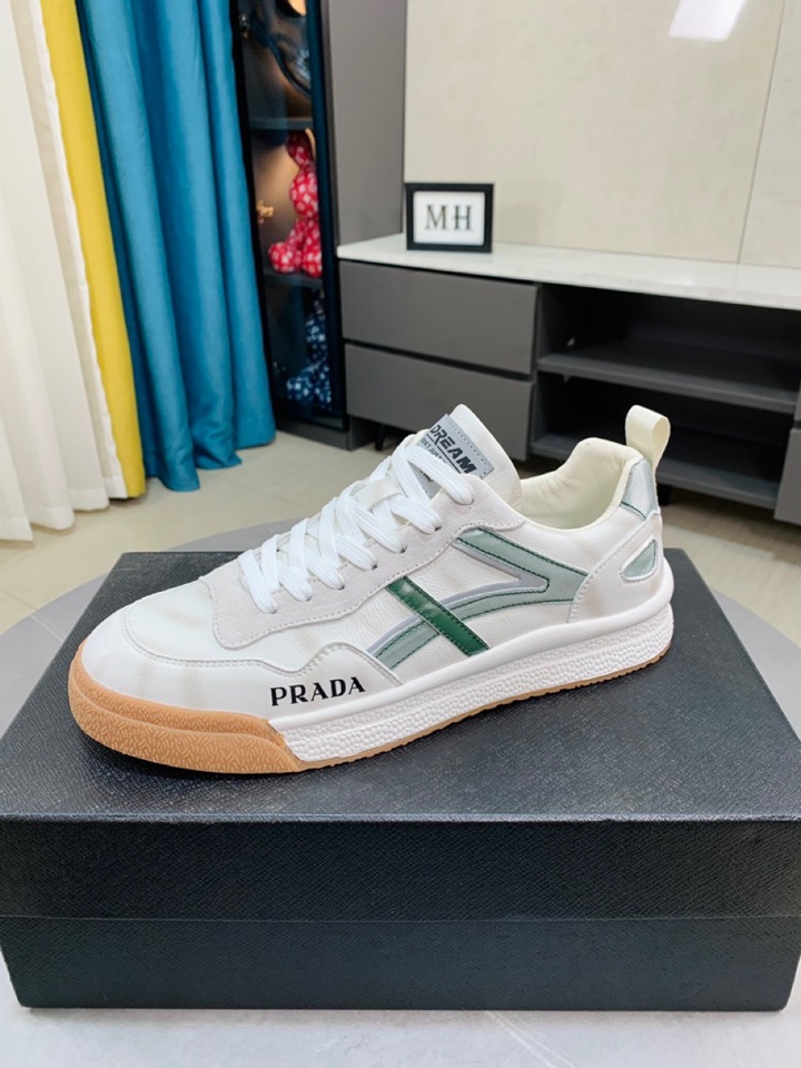 I5  普拉达 Prada  米兰展新品男鞋出炉了，官网：1制作🔺原版，续写魅力传承，创新与致敬⚫️年轻时尚的你必须拥有🎗活动垫脚无臭脚；进口油蜡皮鞋面耐磨橡胶底；适合四季穿着 ，时尚百搭。