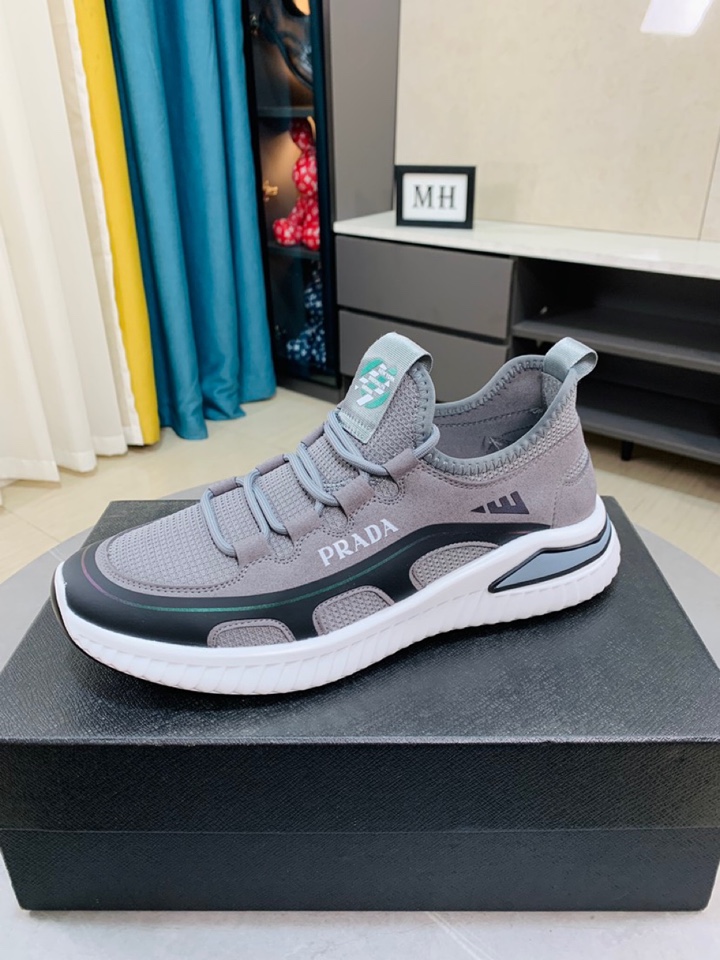 I5  普拉达 Prada  米兰展新品男鞋出炉了，官网：1制作🔺原版，续写魅力传承，创新与致敬⚫️年轻时尚的你必须拥有🎗活动垫脚无臭脚；进口油蜡皮鞋面耐磨橡胶底；适合四季穿着 ，时尚百搭。