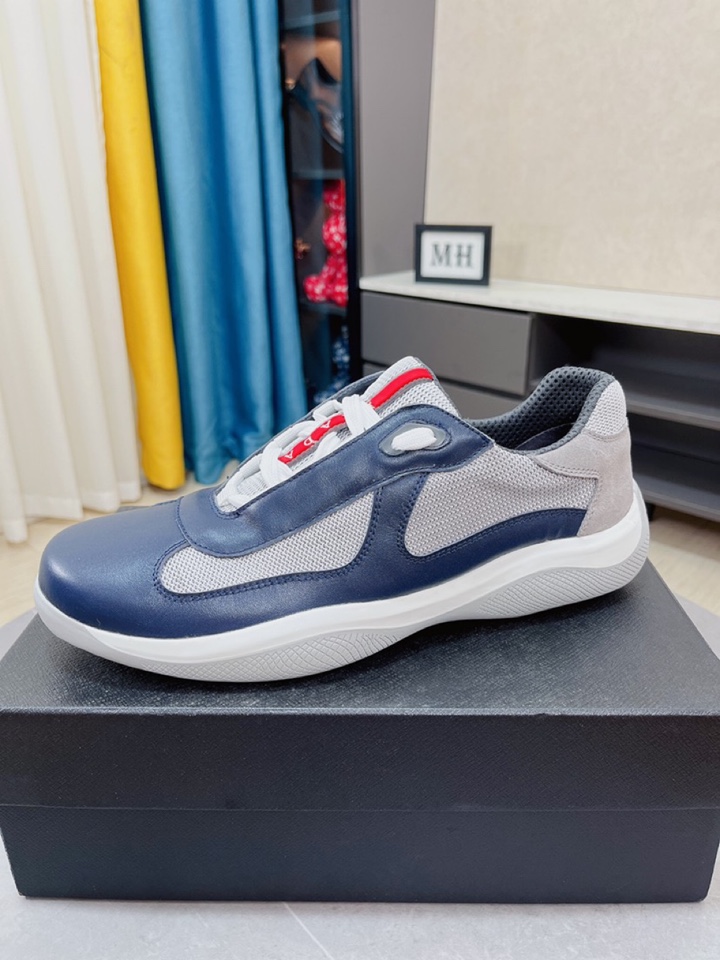 J0  普拉达 Prada  米兰展新品男鞋出炉了，官网：1制作🔺原版，续写魅力传承，创新与致敬⚫️年轻时尚的你必须拥有🎗活动垫脚无臭脚；进口牛皮鞋面面耐磨橡胶底；适合四季穿着 ，时尚百搭。