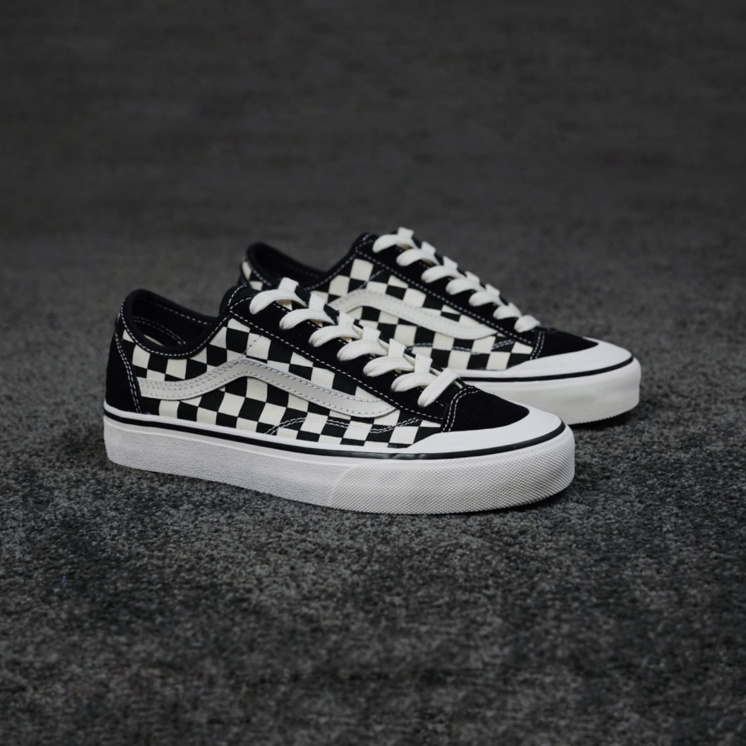 G0 Vans Style 36 Decon SF 万斯权志龙黑白棋盘格杀人鲸半月包头硫化滑板鞋众所周知，权志龙对Vans的喜爱超乎寻常，此次海外曝光的Style 36 鞋款，添加了“杀人鲸”元素，G-Dragon率先上脚了这双 经典格子包头款。在当下流行的杀人鲸中添加回归复古的黑白经典格子元素，最简约的配色方式，也让搭配显得愈发简单随意，四季百搭舒适，其工艺为原厂硫化工艺，原版型制作，可供各大平台检测