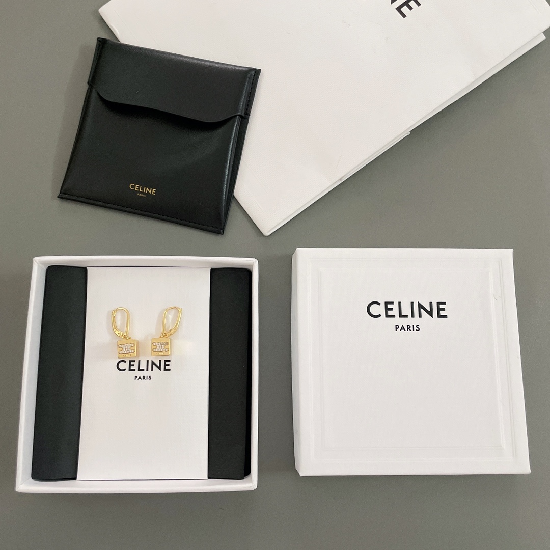 NO:634104,88160, Celine square earrings are super delicate small squares, with the logo of the Arc de Triomphe and crystal embellishments. They are full of details and instantly enhance your appearance!  The square shape is very three-dimensional, the polishing process is very smooth and delicate, simple yet individual, low-key yet exquisite!  Wear it alone or layered, it’s perfect for everyday wear!  ,,celine,earrings,Cardia high-end jewelry1986090988160,赛琳方粒耳环超级精致的小方块,凯旋门的标志,水晶的点缀,细节感满满,瞬间提升颜值！方方正正非常立体,抛光处理的非常光滑细腻,简单而不失个性,低调又精致！单独戴或是叠戴都是绝绝子,日常搭配率贼高！,,celine,earrings,卡迪亚高端饰品,Jewelry