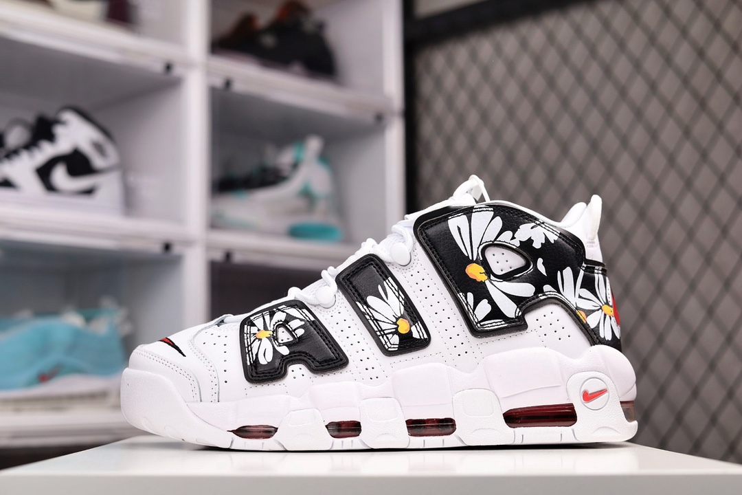 H5 CK版本 耐克 Nike Air More Uptempo皮蓬 雏菊 经典高街百搭篮球鞋。作为篮球鞋历史上最耀眼的里程碑之一，NIKE一直以来都不断的提升气垫的容量来捍卫气垫的地位，当前后掌的花样全被玩完以后，NIKE终于打出了奠定王朝基础的一张牌。虽相对于目前大量的黑科技篮球鞋设计，其在性能上会偏弱，但是主打的“AIR”为鞋身主要logo，给人以巨大的视觉993TD