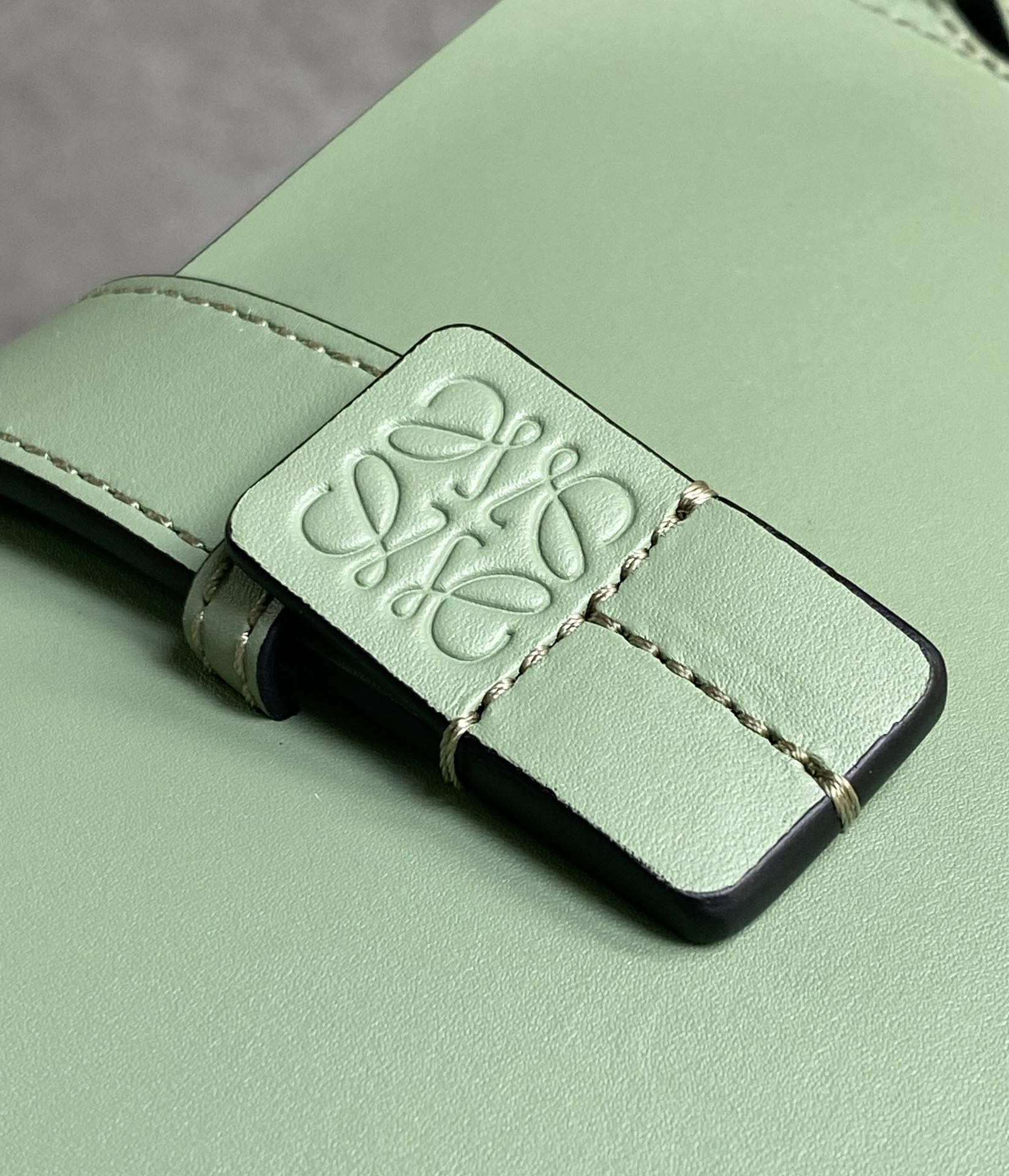 LOEWE罗意威 Moulded Bucket Bag 0677牛油果绿