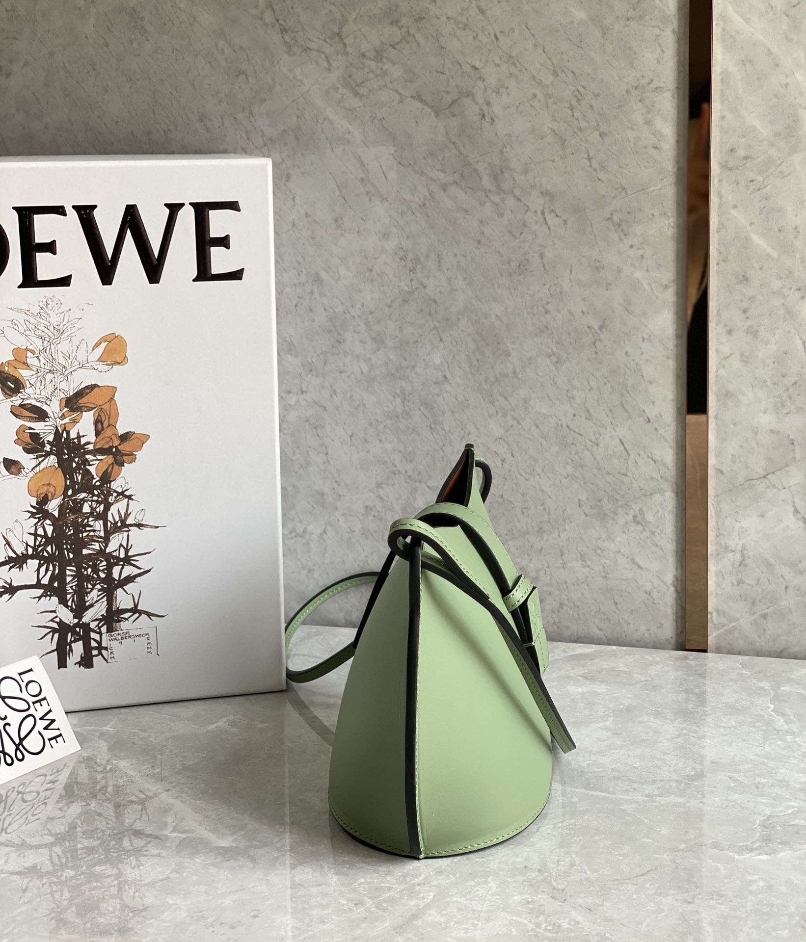 LOEWE罗意威 Moulded Bucket Bag 0677牛油果绿