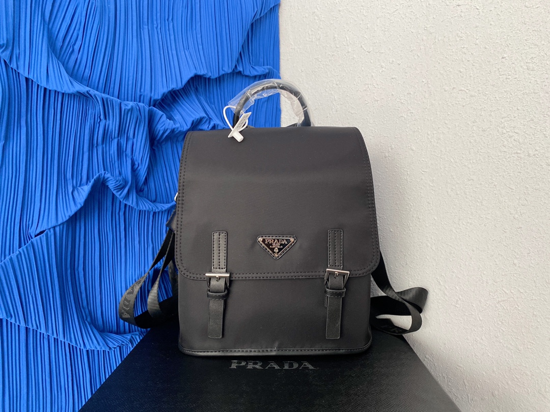 J5  普拉达 Prada  男士帆布迷你双肩包 背包 书包 采用精湛镶嵌细工，经典百搭 实物拍摄 原厂原版面料 高端品质 配送小票防尘袋 27 x 26 cm。