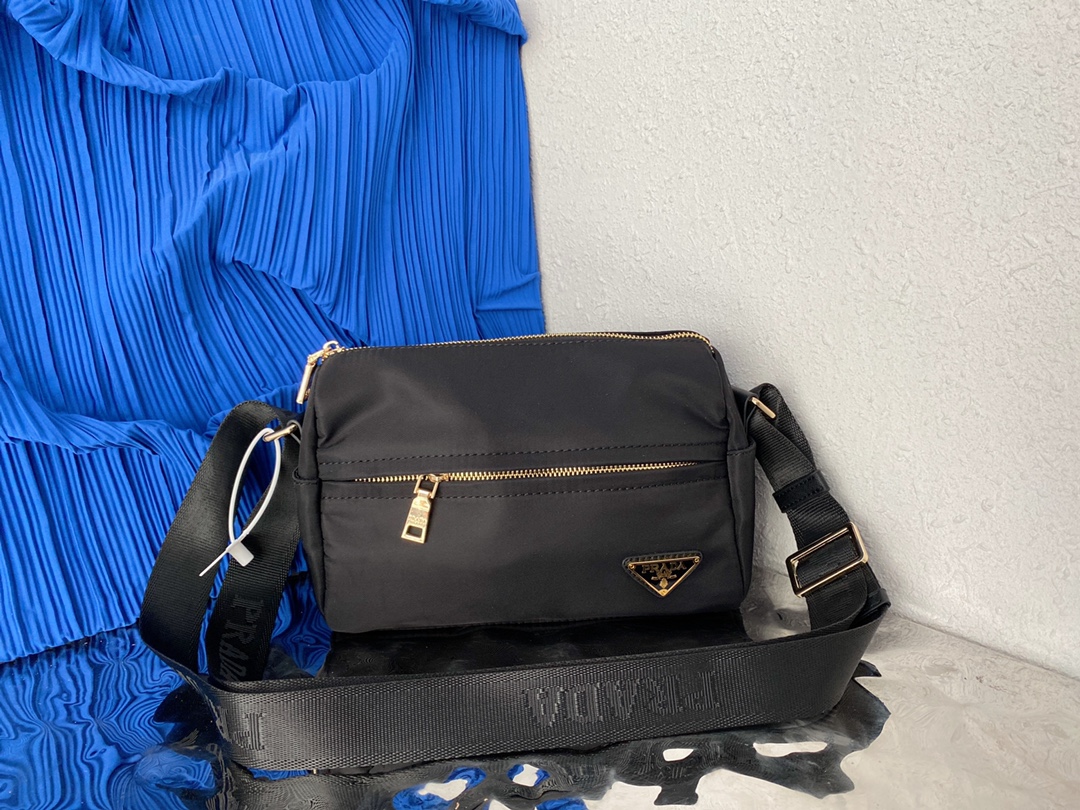 I5  普拉达 Prada  男士帆布单肩斜挎包邮差包 采用精湛镶嵌细工，经典百搭 实物拍摄 原厂原版面料 高端品质 配送小票防尘袋 24 x 17 cm。