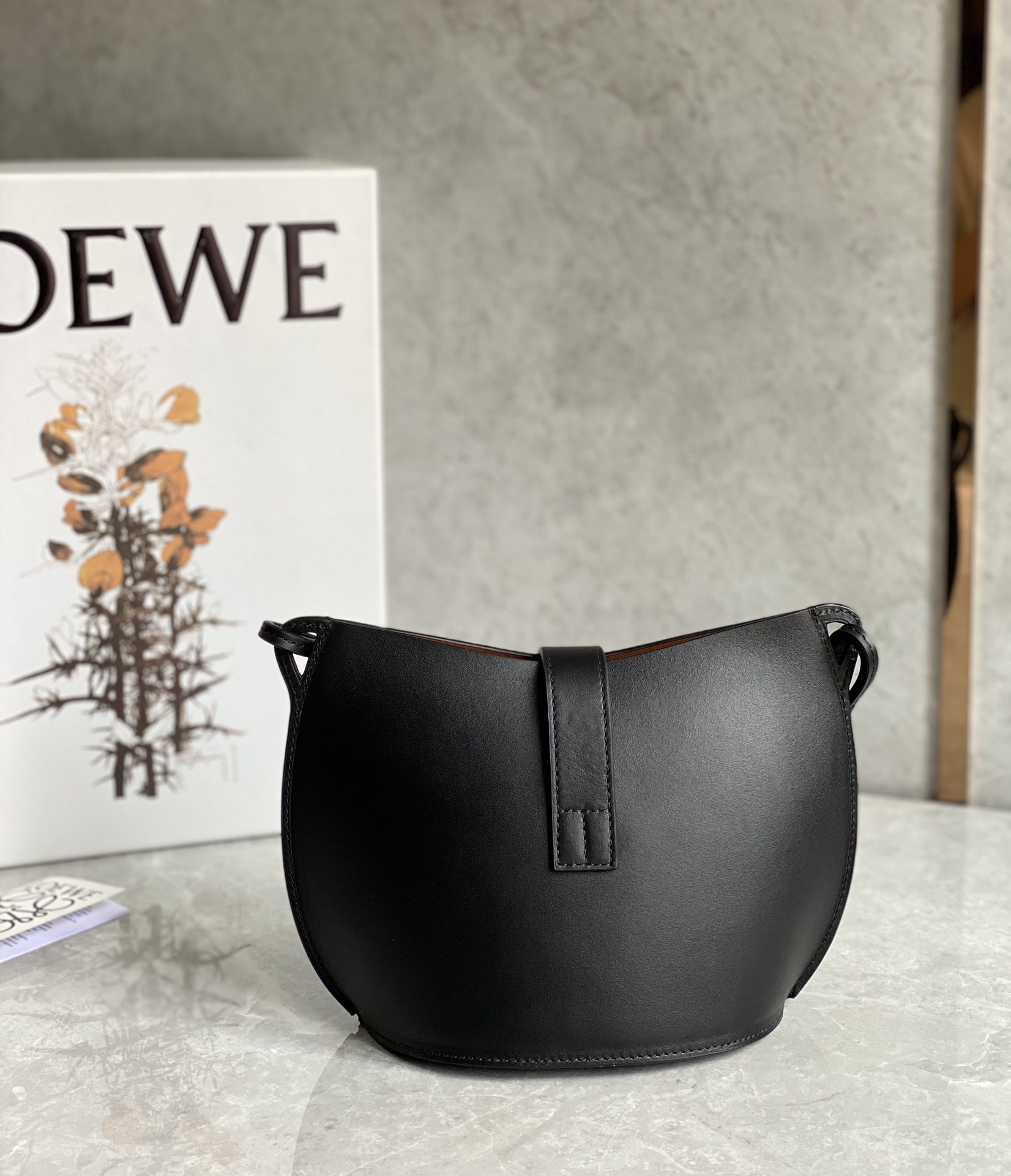 LOEWE罗意威 Moulded Bucket Bag 0677黑色