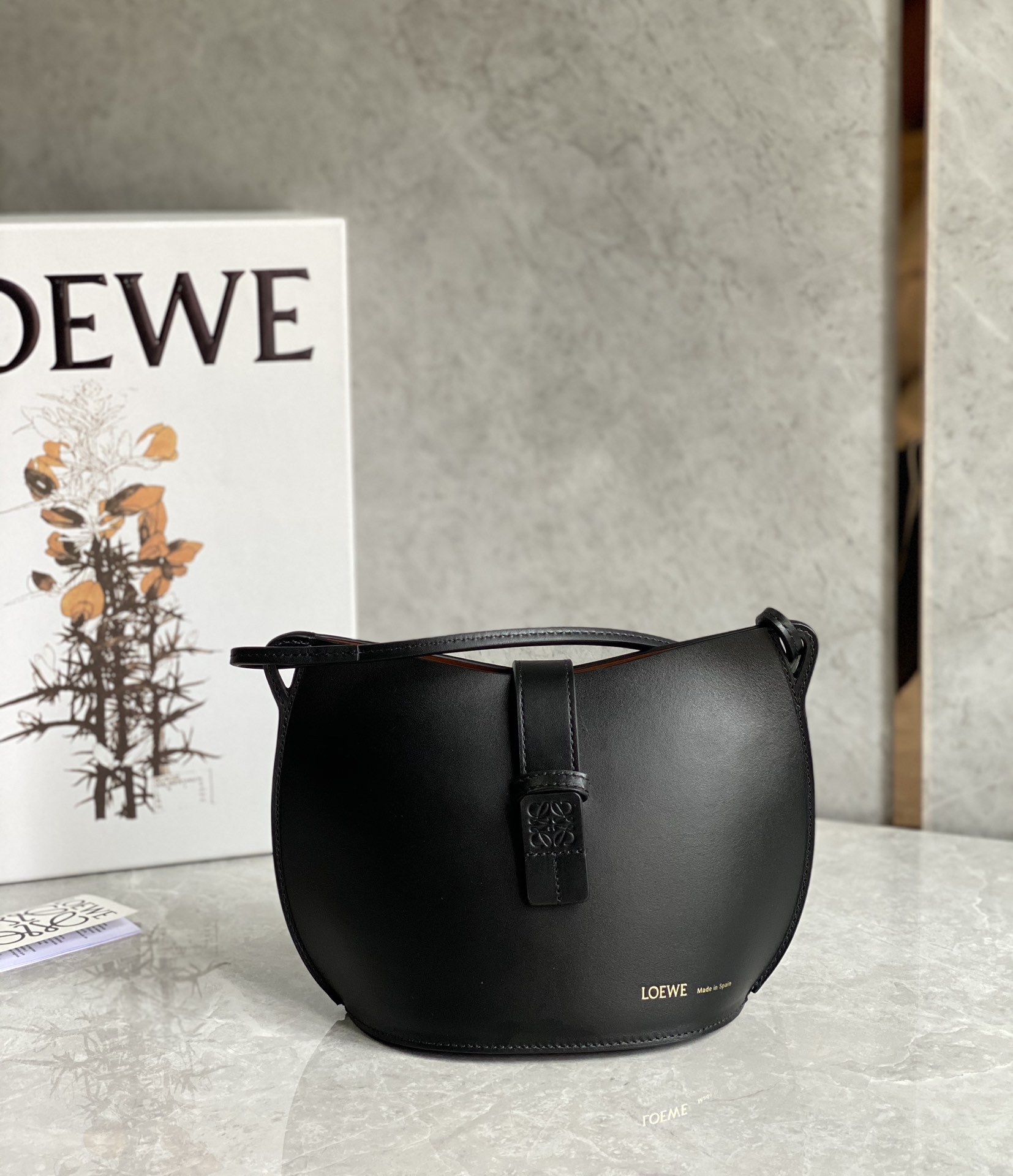 LOEWE罗意威 Moulded Bucket Bag 0677黑色