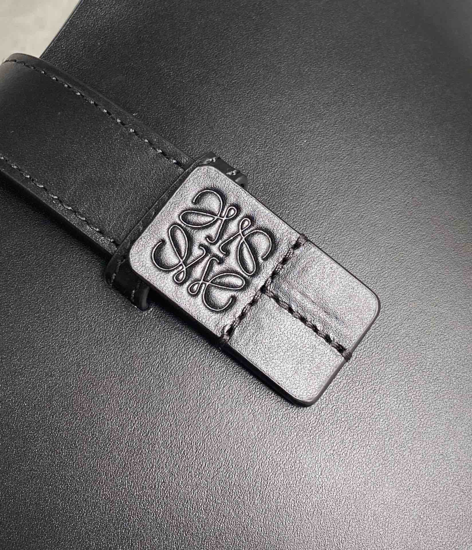 LOEWE罗意威 Moulded Bucket Bag 0677黑色