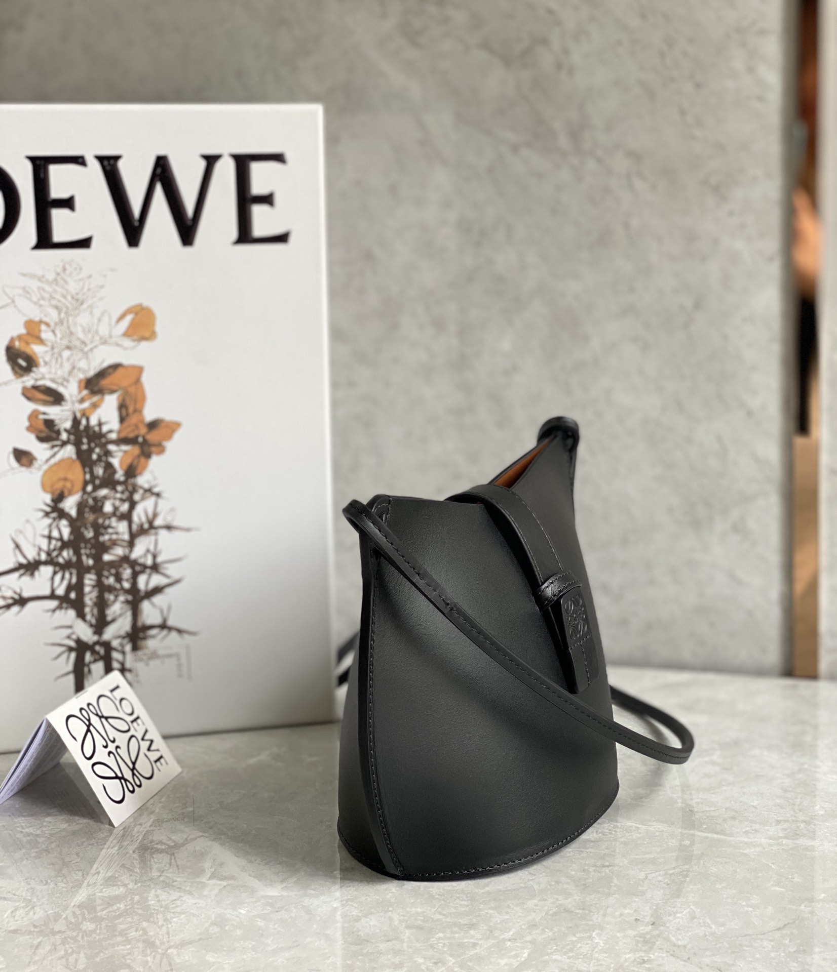 LOEWE罗意威 Moulded Bucket Bag 0677黑色