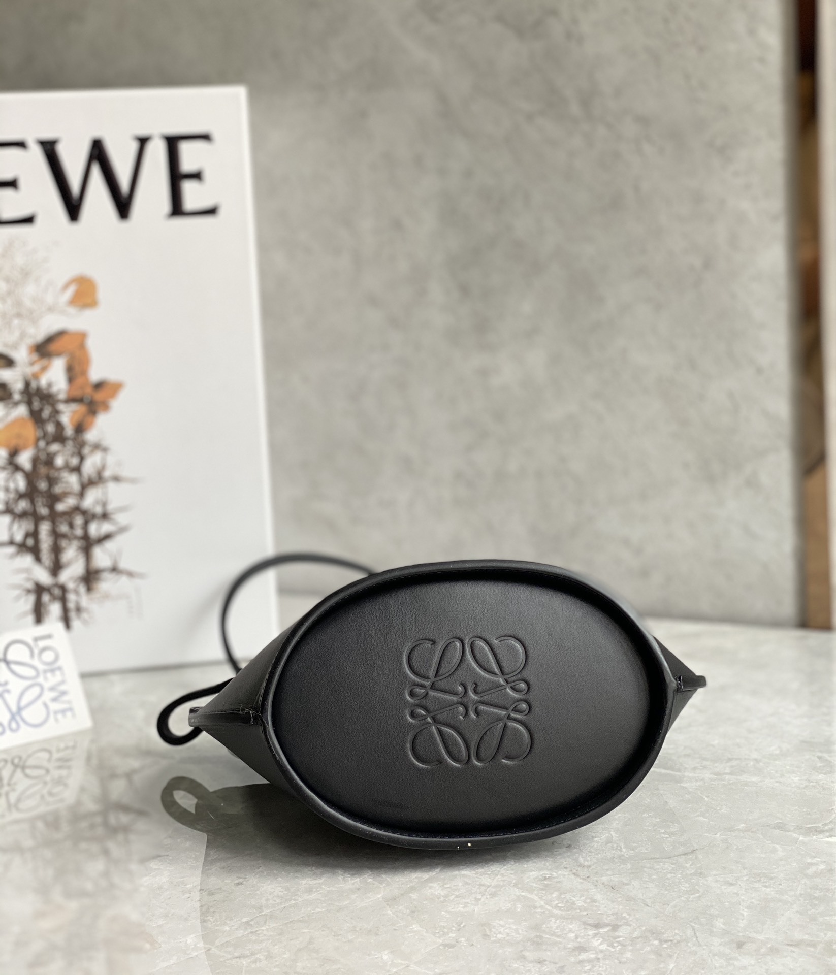 LOEWE罗意威 Moulded Bucket Bag 0677黑色