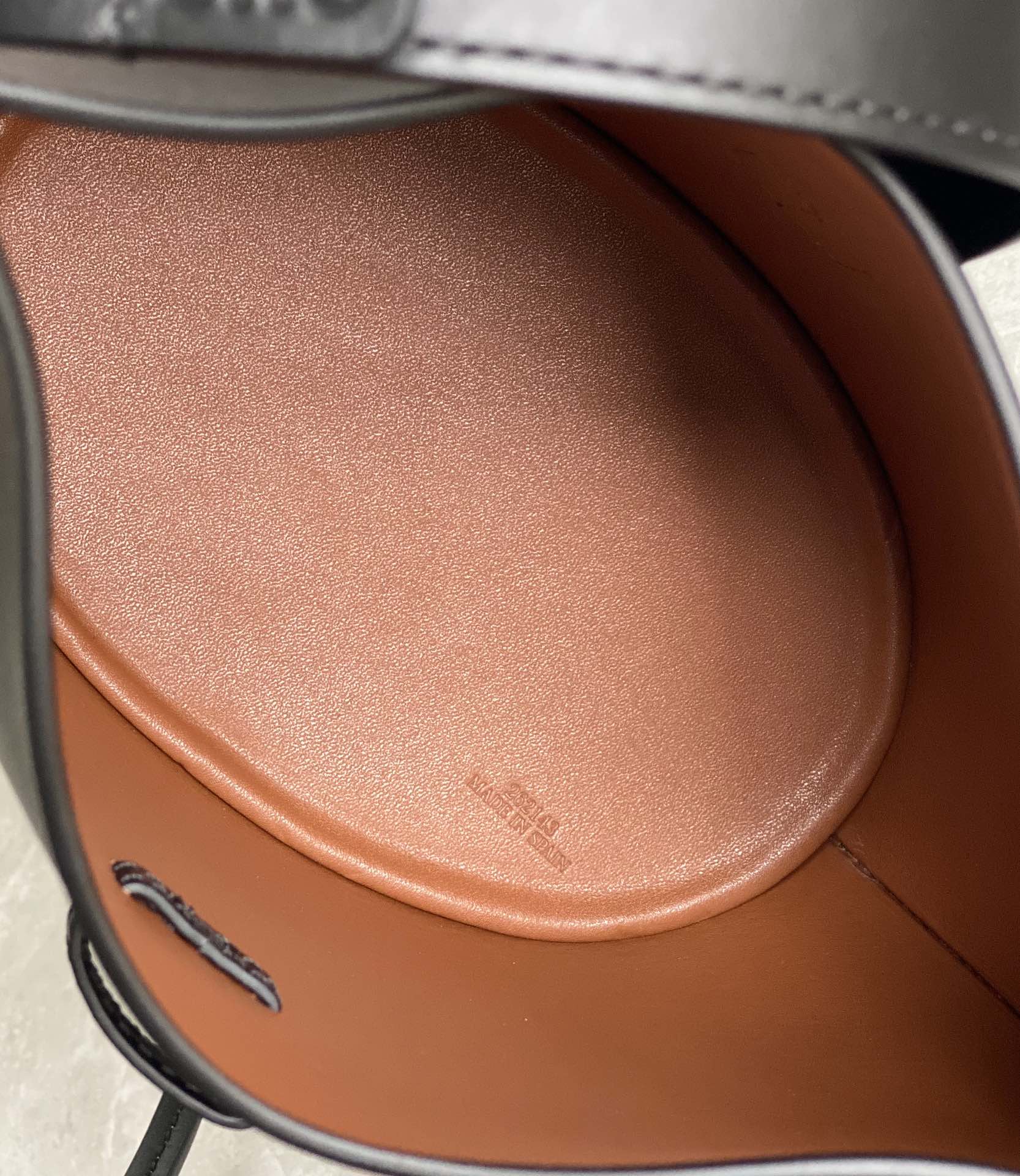 LOEWE罗意威 Moulded Bucket Bag 0677黑色