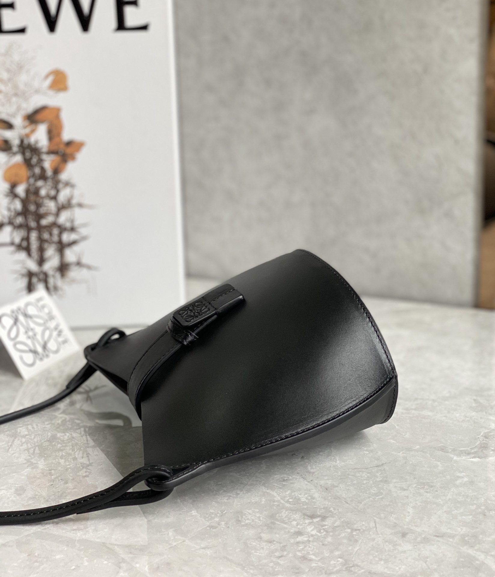 LOEWE罗意威 Moulded Bucket Bag 0677黑色