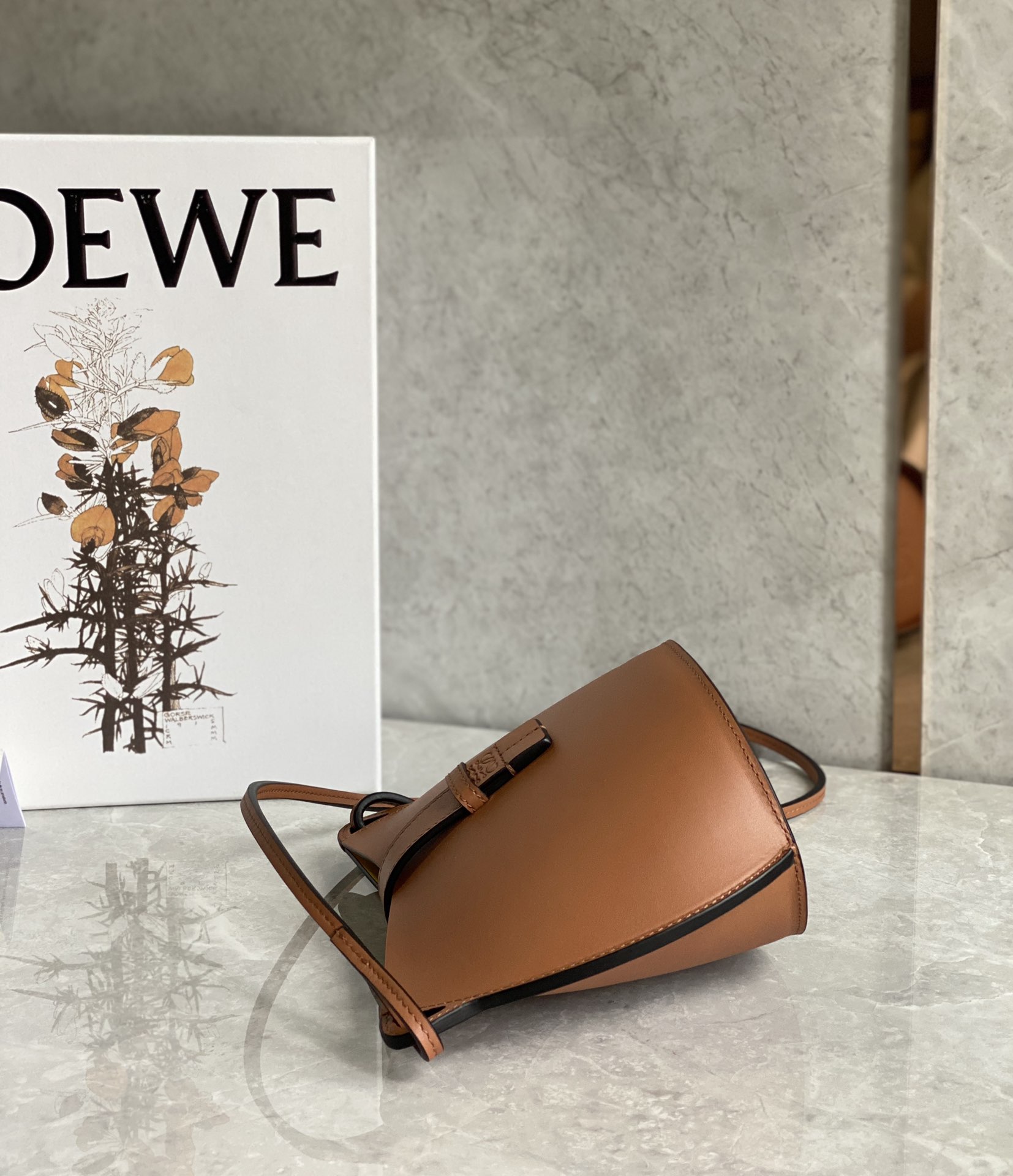 LOEWE罗意威 Moulded Bucket Bag 0677棕色