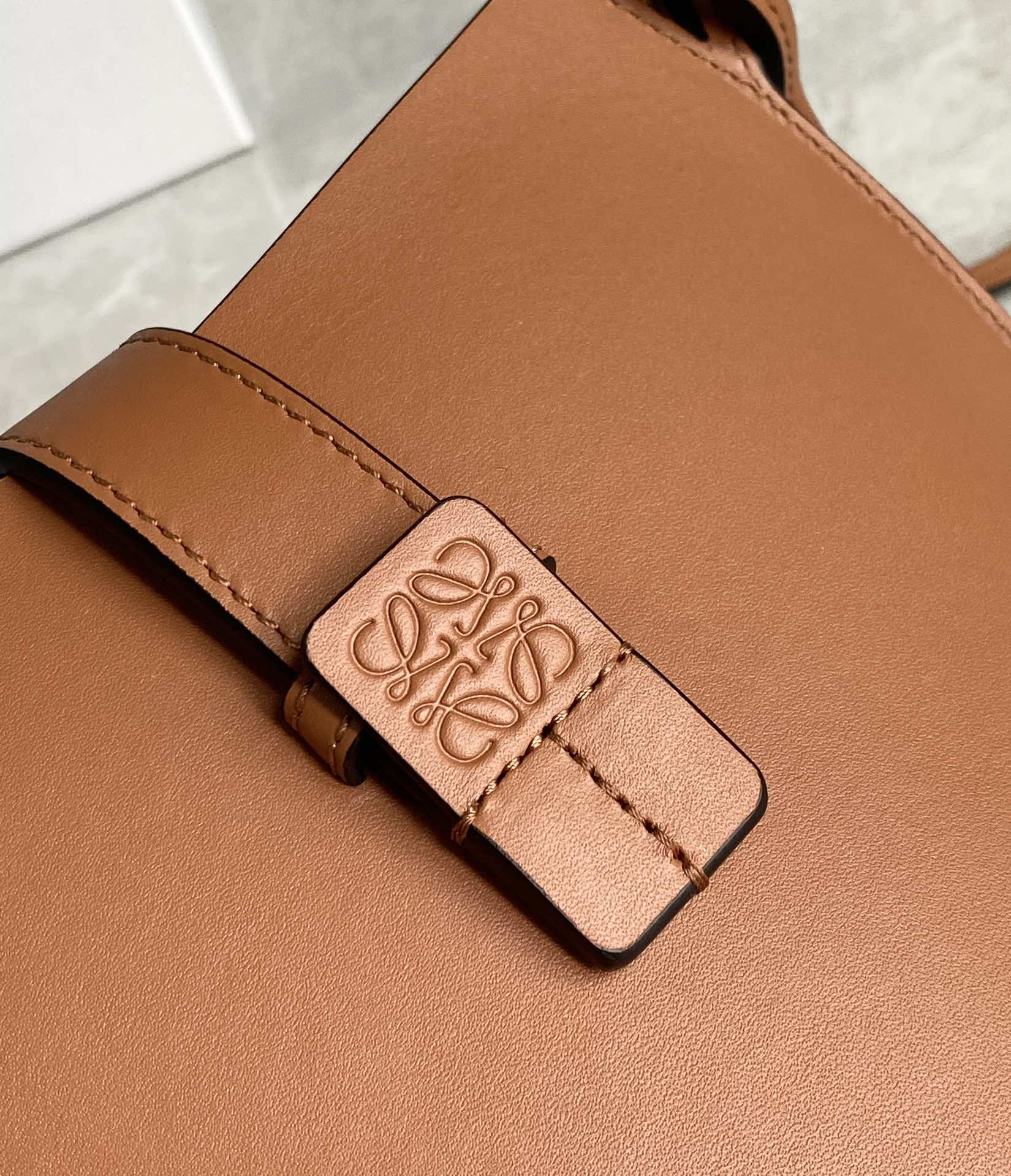 LOEWE罗意威 Moulded Bucket Bag 0677棕色