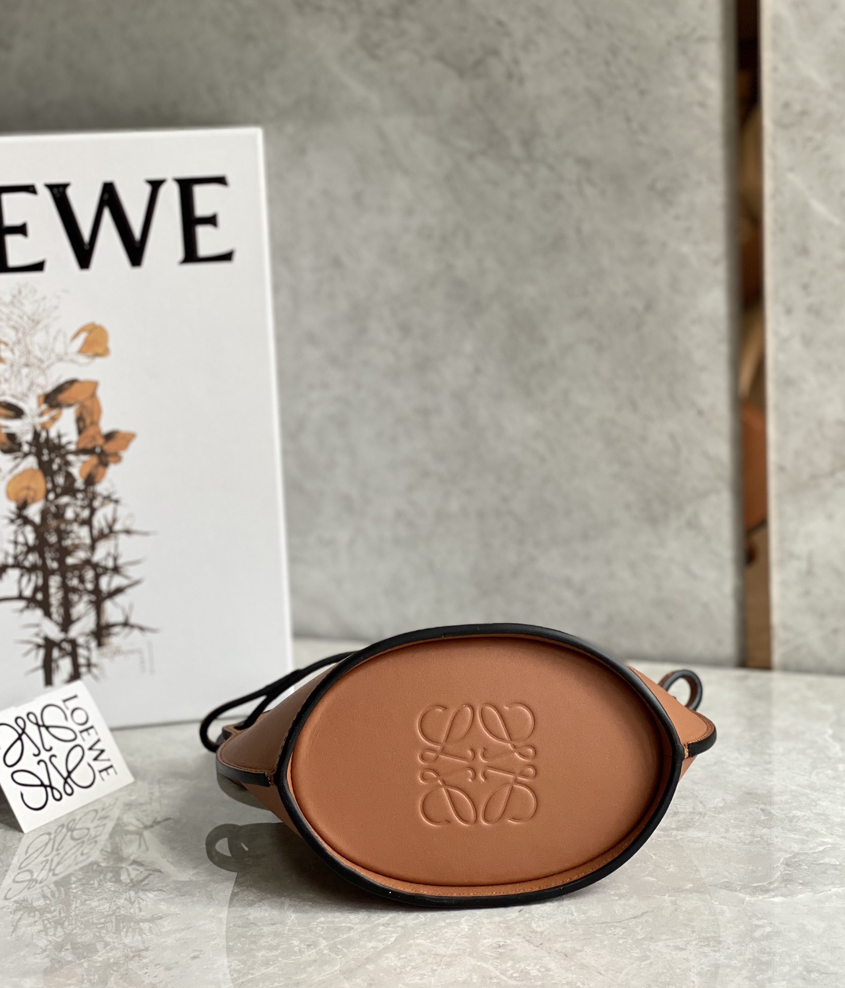 LOEWE罗意威 Moulded Bucket Bag 0677棕色