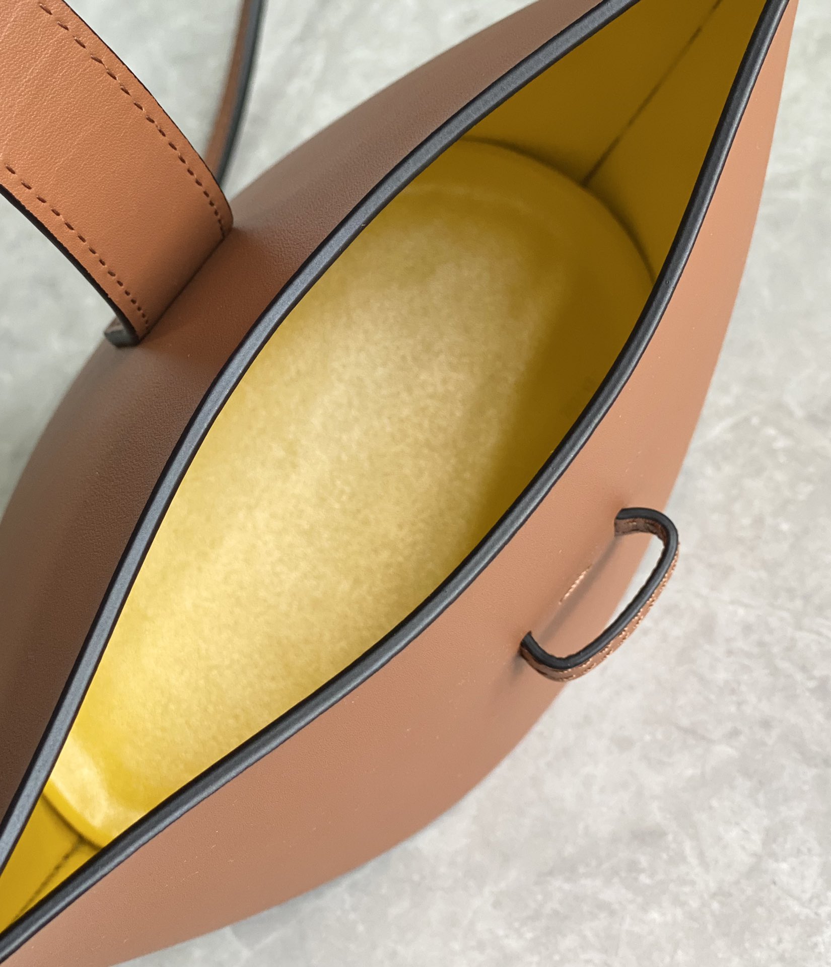 LOEWE罗意威 Moulded Bucket Bag 0677棕色