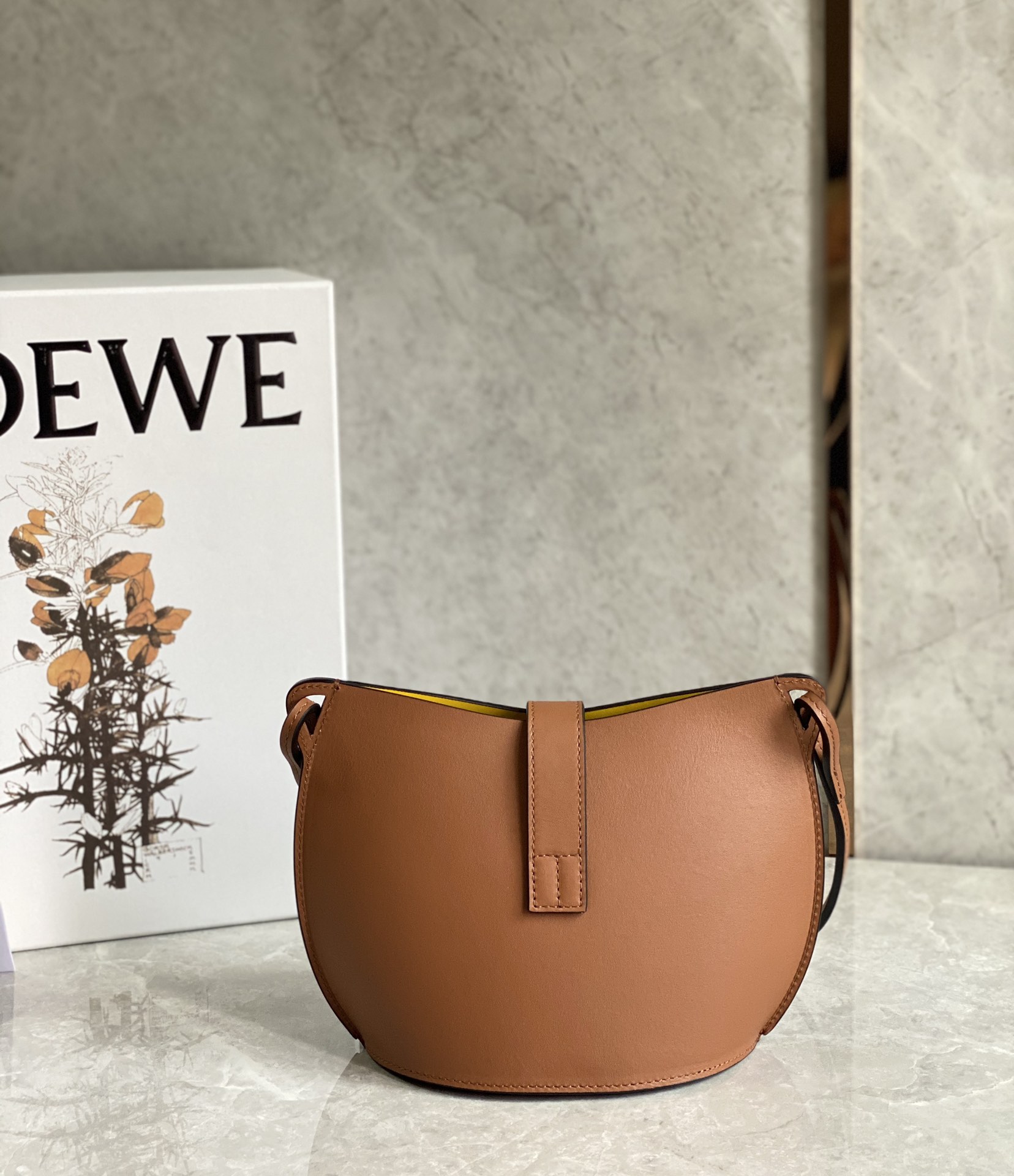 LOEWE罗意威 Moulded Bucket Bag 0677棕色