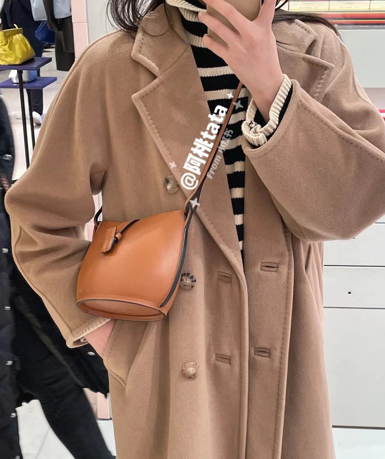 LOEWE罗意威 Moulded Bucket Bag 0677棕色