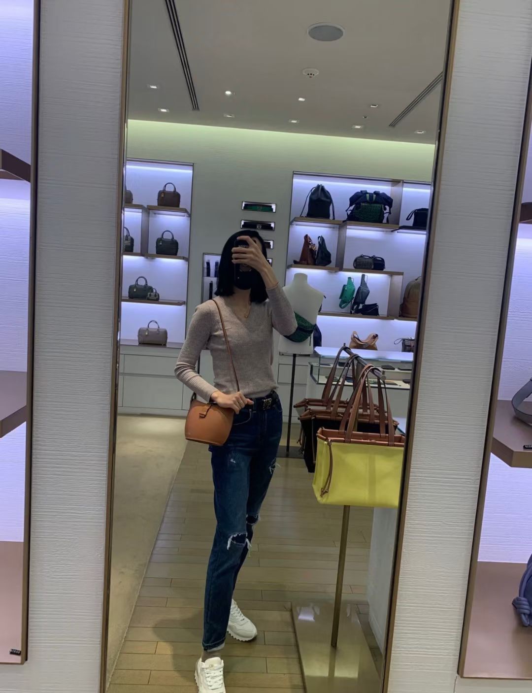 LOEWE罗意威 Moulded Bucket Bag 0677棕色