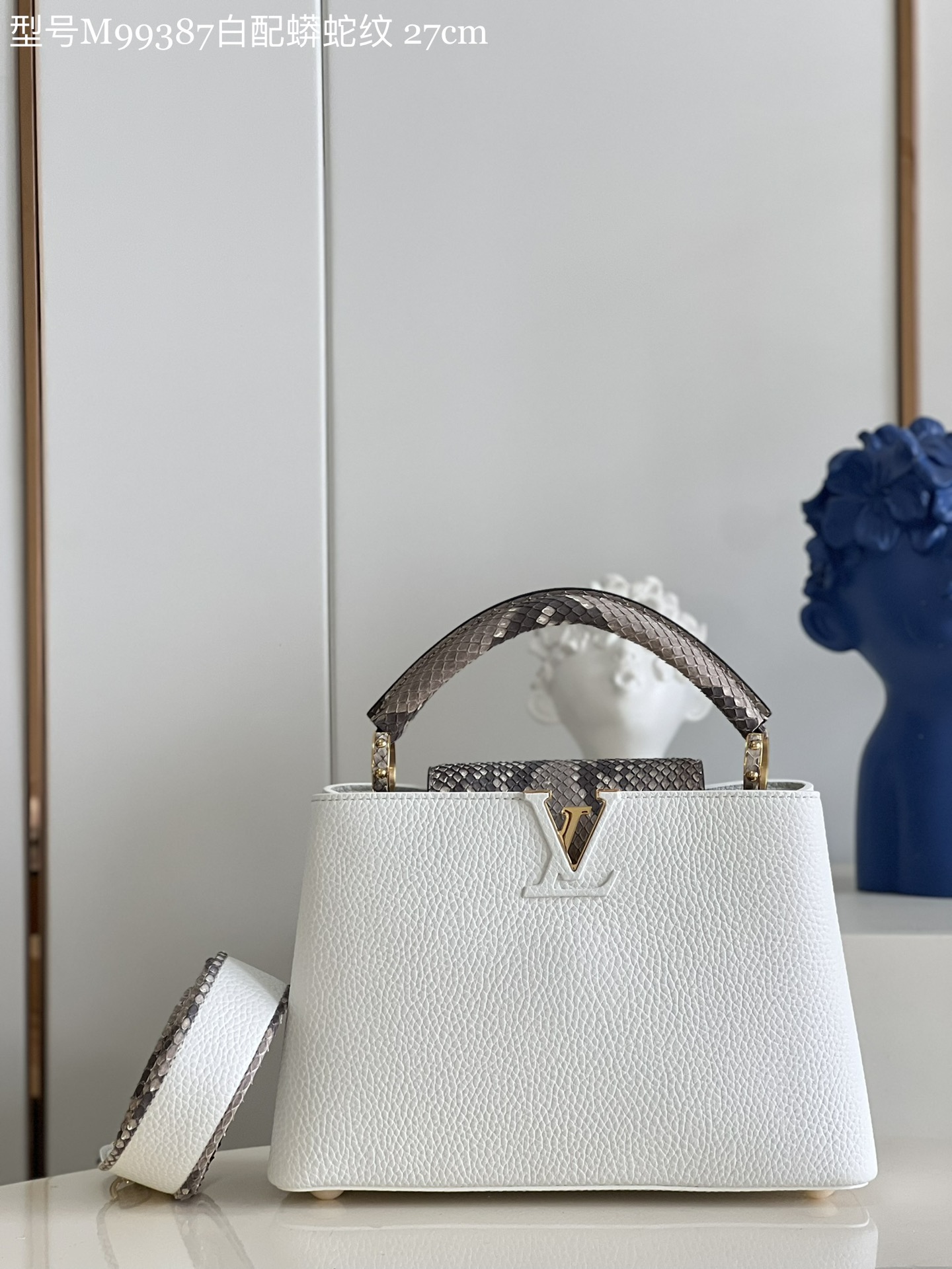 NO:398789,[Exclusive real photo Model M99387 with white python pattern Small] Capucines BB handbag imported from France, shiny metal trim, unique Capucines cover can be included in the bag to display letter logos, and can be turned outward. The Monogram Flower pattern is presented. size: 27 x 18 x 9cm KL.,LV [original leather],louis vuitton,cowhide19860909【独家实拍 型号M99387白配蟒蛇纹 小号】 Capucines BB手袋 法国进口小牛皮,闪亮的金属饰件,特有的Capucines搭盖既可收入包内展示字母标识,又可外翻 呈现Monogram Flower图案 size:27 x 18 x 9cm KL.,LV【原厂皮】,louis vuitton,cowhide,Bag