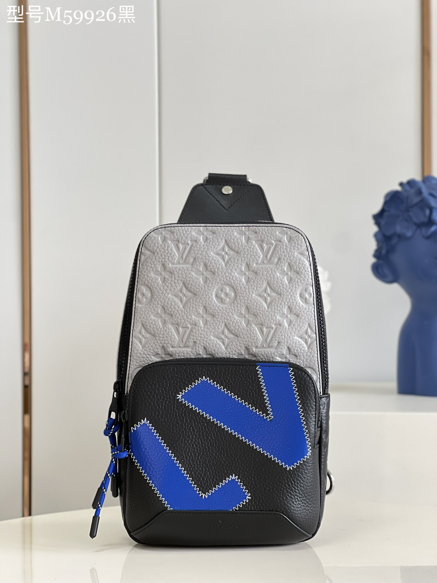 NO:398792,【Exclusive real shot of M59926 black】This Avenue shoulder bag is made of spliced ​​plain cowhide leather and Monogram embossed Taurillon leather, rendering eye-catching colors. The zigzag stitching of the LV logo is derived from the sail craftsmanship and is an ideal bag for you in the city. It is small and light, and the bag shape fits the body curves. It is an ideal small handbag for modern active men. Size 20.0 x 31.0 x 10.0 cm Z.700, LV [original leather], louis vuitton, shoulder bags, cowhide19860909【独家实拍M59926黑色】这款 Avenue 单肩包以 拼接素面牛皮革和 Monogram 压纹 Taurillon 皮革,渲染醒目色彩.LV 标识的之字形缝线源自制帆工艺 是您在城中的尤其理想袋款.小巧轻盈,袋形贴合身体曲线,是现代活跃男士的理想小型手袋.尺寸20.0 x 31.0 x 10.0 厘米 Z.700,LV【原厂皮】,louis vuitton,shoulder bags,cowhide,Bag
