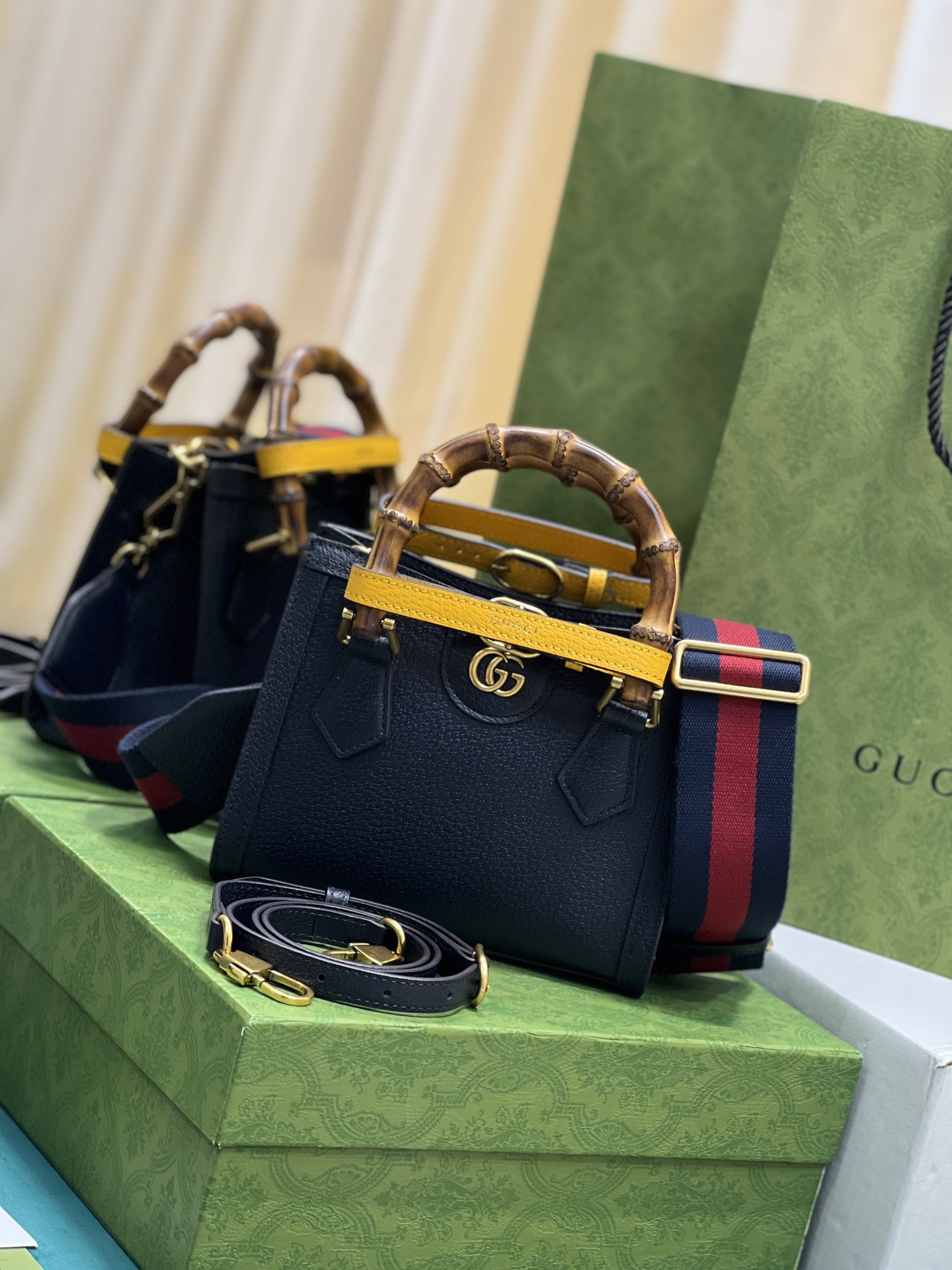 GUCCI Diana сумка-тоут с бамбуковыми ручками и съёмными ремешками из кожи неонового цвета