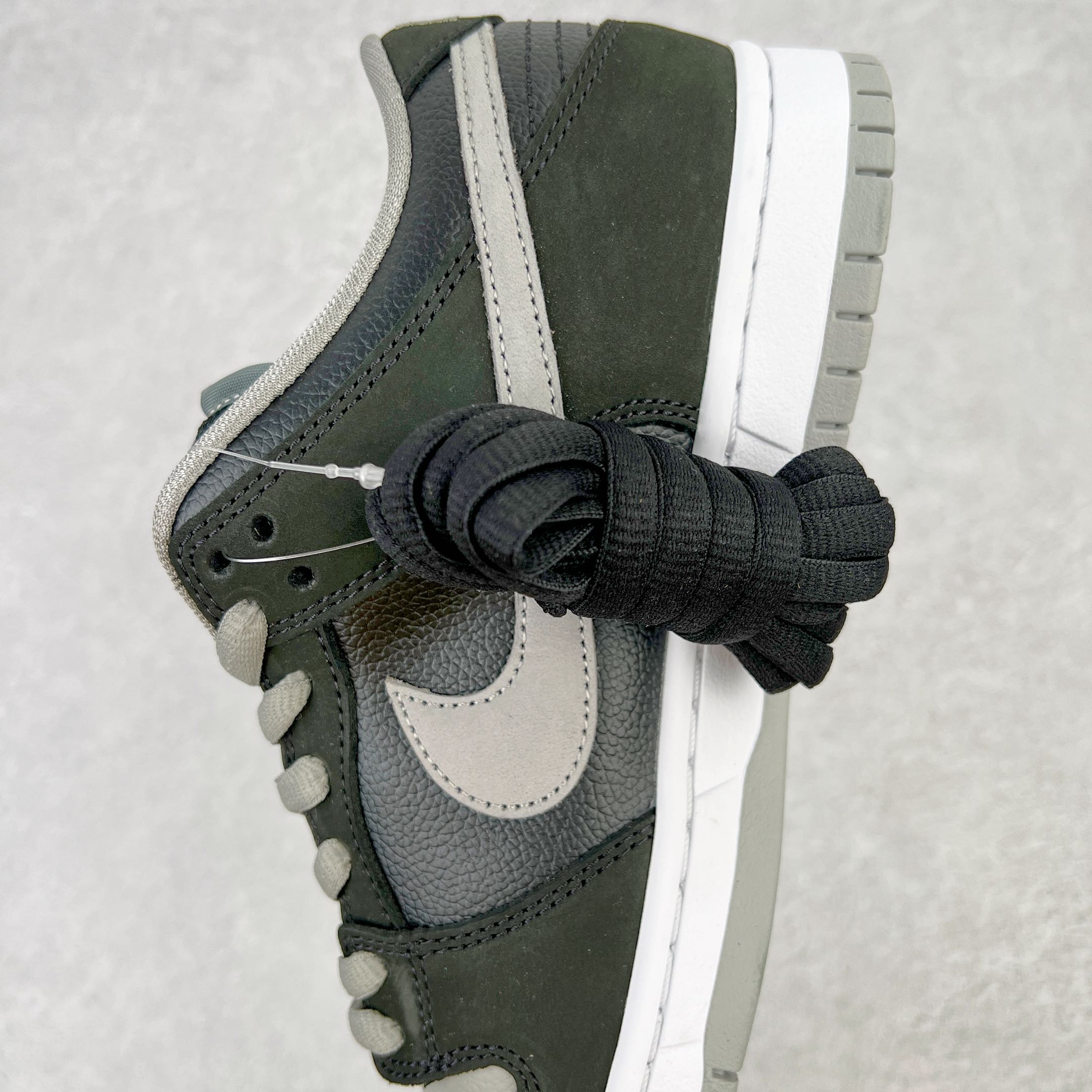 图片[7]-＃M纯原 NK SB Dunk Low J-Pack \\\”Shadow\\\” 影子灰 货号：BQ6817-007 圈内最强 零售首选 独家原厂航空铝磨具打磨大底 鞋头坡度极致还原 原盒原配 圈内天花板工艺 原厂冲刀 超高清洁度 全鞋零毛边皮料切割 全套原楦原模倾力打造完美版型 采用原厂百宏鞋带以及原厂百宏织唛舌标 内标可供原厂几率过验 原厂中底布黄色点胶 原厂中底布拉帮走线遵循公司‼️尺码：36 36.5 37.5 38 38.5 39 40 40.5 41 42 42.5 43 44 44.5 45 46 47.5-选品中心