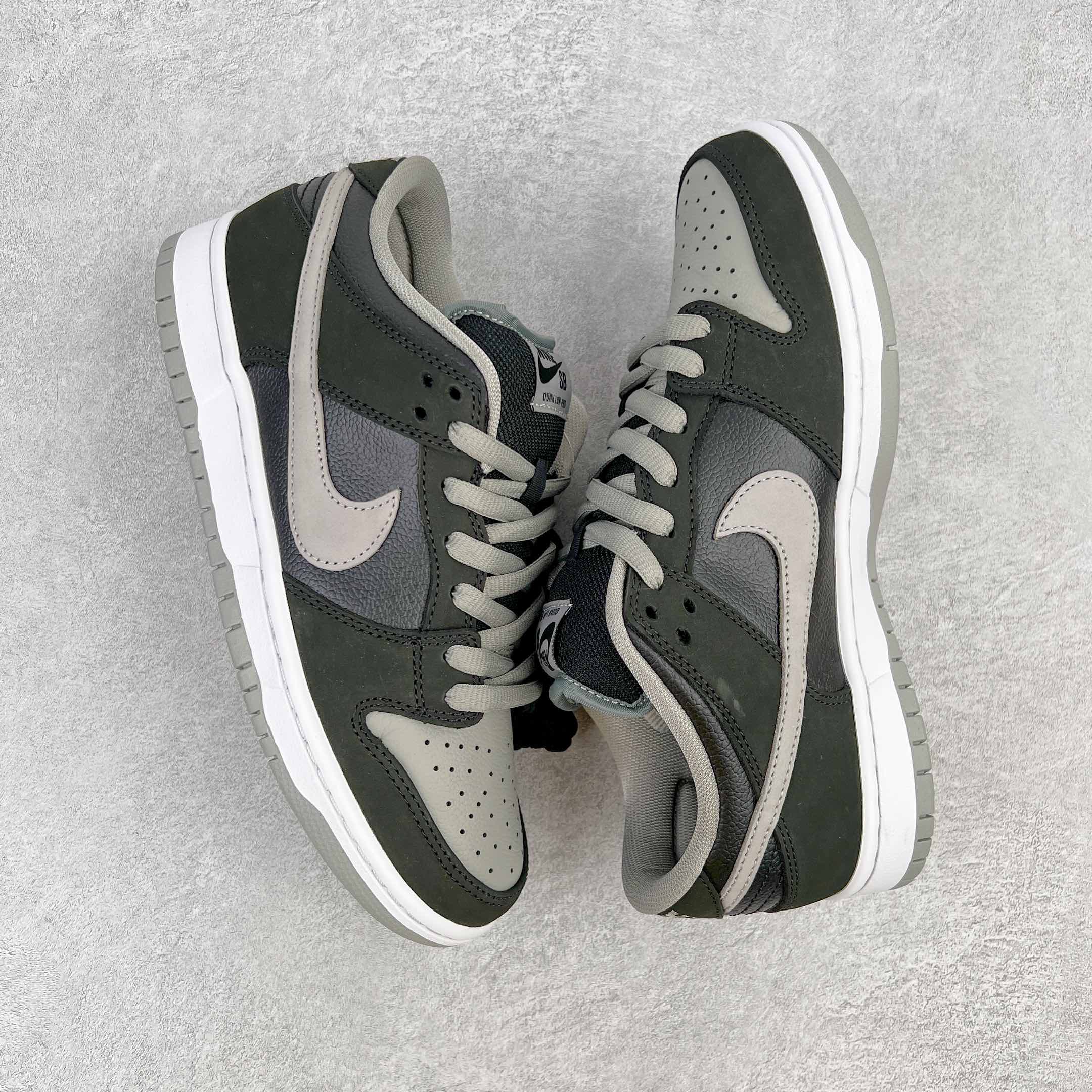 图片[3]-＃M纯原 NK SB Dunk Low J-Pack \\\”Shadow\\\” 影子灰 货号：BQ6817-007 圈内最强 零售首选 独家原厂航空铝磨具打磨大底 鞋头坡度极致还原 原盒原配 圈内天花板工艺 原厂冲刀 超高清洁度 全鞋零毛边皮料切割 全套原楦原模倾力打造完美版型 采用原厂百宏鞋带以及原厂百宏织唛舌标 内标可供原厂几率过验 原厂中底布黄色点胶 原厂中底布拉帮走线遵循公司‼️尺码：36 36.5 37.5 38 38.5 39 40 40.5 41 42 42.5 43 44 44.5 45 46 47.5-选品中心