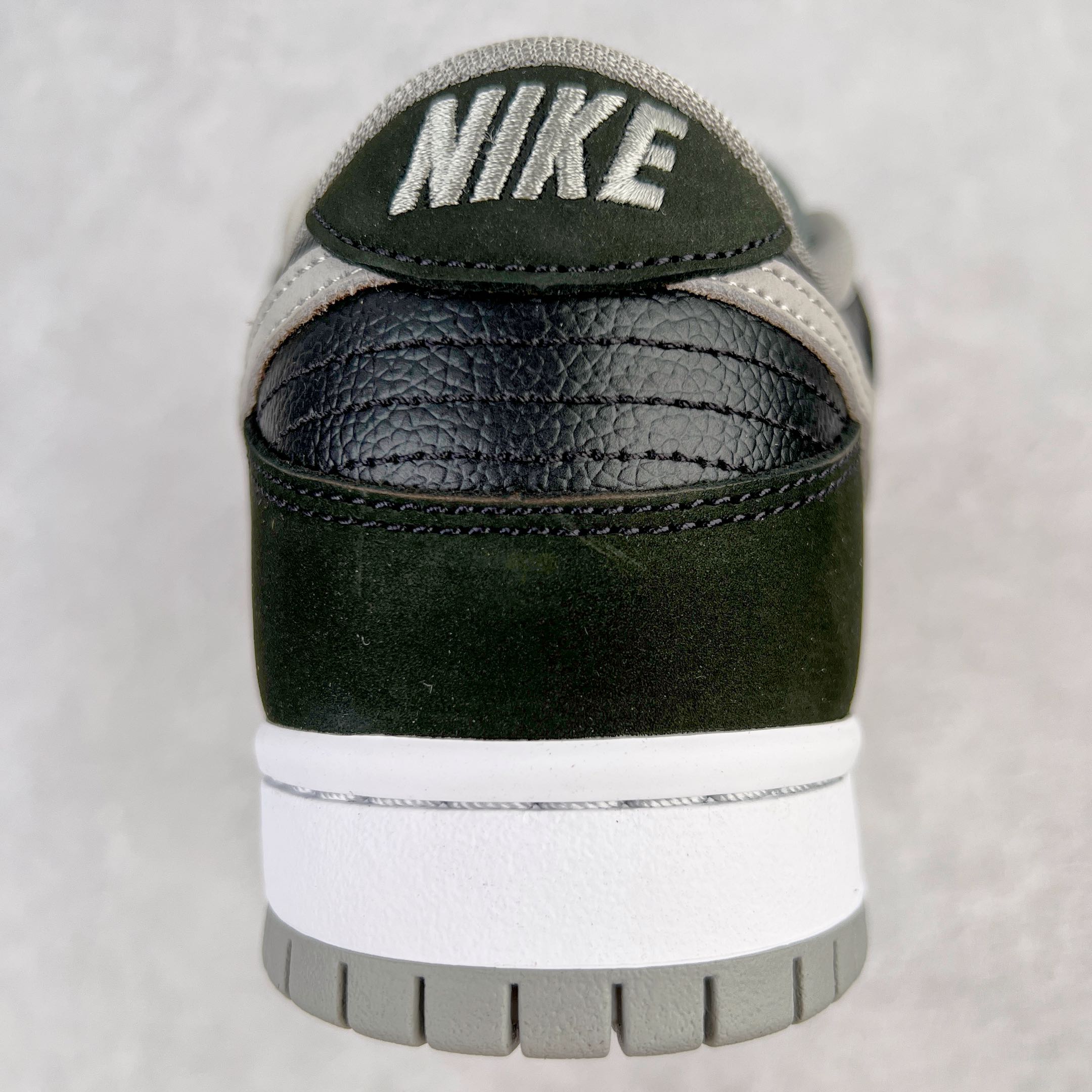 图片[8]-＃M纯原 NK SB Dunk Low J-Pack \\\”Shadow\\\” 影子灰 货号：BQ6817-007 圈内最强 零售首选 独家原厂航空铝磨具打磨大底 鞋头坡度极致还原 原盒原配 圈内天花板工艺 原厂冲刀 超高清洁度 全鞋零毛边皮料切割 全套原楦原模倾力打造完美版型 采用原厂百宏鞋带以及原厂百宏织唛舌标 内标可供原厂几率过验 原厂中底布黄色点胶 原厂中底布拉帮走线遵循公司‼️尺码：36 36.5 37.5 38 38.5 39 40 40.5 41 42 42.5 43 44 44.5 45 46 47.5-选品中心
