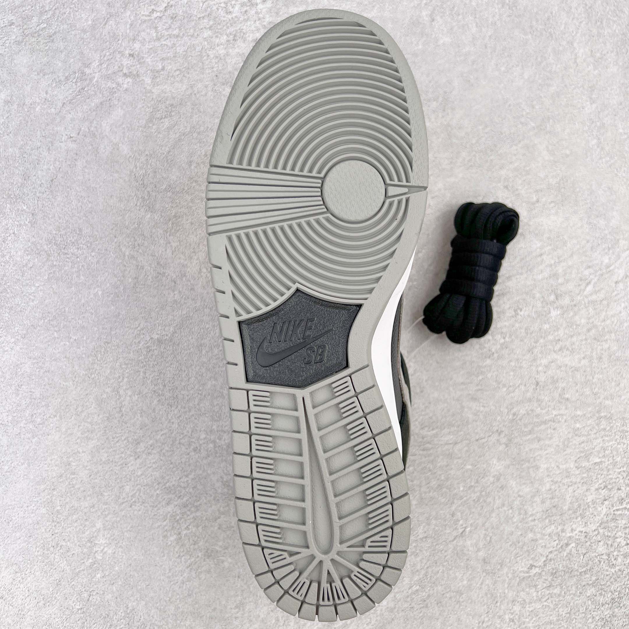 图片[9]-＃M纯原 NK SB Dunk Low J-Pack \\\”Shadow\\\” 影子灰 货号：BQ6817-007 圈内最强 零售首选 独家原厂航空铝磨具打磨大底 鞋头坡度极致还原 原盒原配 圈内天花板工艺 原厂冲刀 超高清洁度 全鞋零毛边皮料切割 全套原楦原模倾力打造完美版型 采用原厂百宏鞋带以及原厂百宏织唛舌标 内标可供原厂几率过验 原厂中底布黄色点胶 原厂中底布拉帮走线遵循公司‼️尺码：36 36.5 37.5 38 38.5 39 40 40.5 41 42 42.5 43 44 44.5 45 46 47.5-选品中心