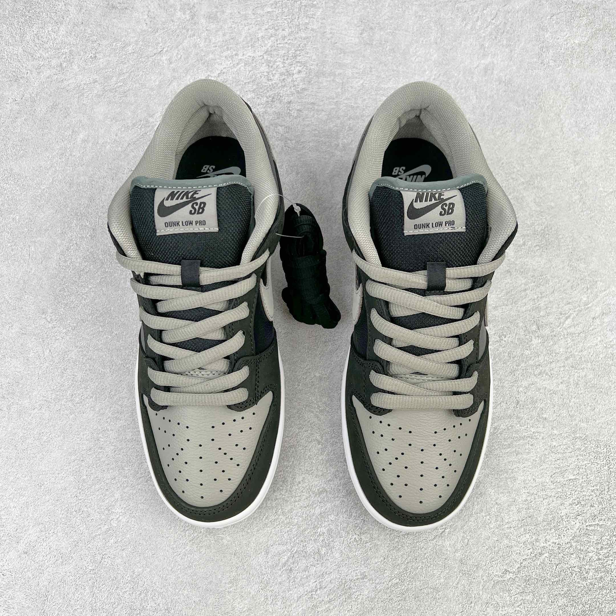 图片[2]-＃M纯原 NK SB Dunk Low J-Pack \\\”Shadow\\\” 影子灰 货号：BQ6817-007 圈内最强 零售首选 独家原厂航空铝磨具打磨大底 鞋头坡度极致还原 原盒原配 圈内天花板工艺 原厂冲刀 超高清洁度 全鞋零毛边皮料切割 全套原楦原模倾力打造完美版型 采用原厂百宏鞋带以及原厂百宏织唛舌标 内标可供原厂几率过验 原厂中底布黄色点胶 原厂中底布拉帮走线遵循公司‼️尺码：36 36.5 37.5 38 38.5 39 40 40.5 41 42 42.5 43 44 44.5 45 46 47.5-选品中心