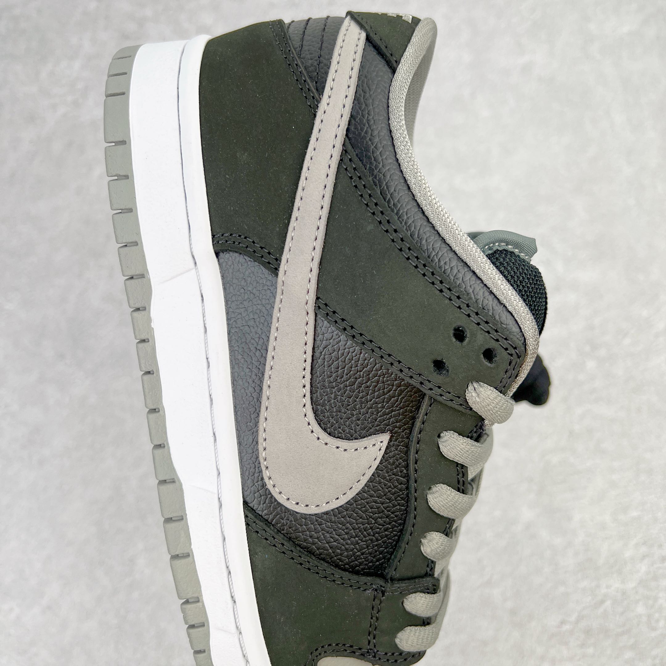 图片[6]-＃M纯原 NK SB Dunk Low J-Pack \\\”Shadow\\\” 影子灰 货号：BQ6817-007 圈内最强 零售首选 独家原厂航空铝磨具打磨大底 鞋头坡度极致还原 原盒原配 圈内天花板工艺 原厂冲刀 超高清洁度 全鞋零毛边皮料切割 全套原楦原模倾力打造完美版型 采用原厂百宏鞋带以及原厂百宏织唛舌标 内标可供原厂几率过验 原厂中底布黄色点胶 原厂中底布拉帮走线遵循公司‼️尺码：36 36.5 37.5 38 38.5 39 40 40.5 41 42 42.5 43 44 44.5 45 46 47.5-选品中心