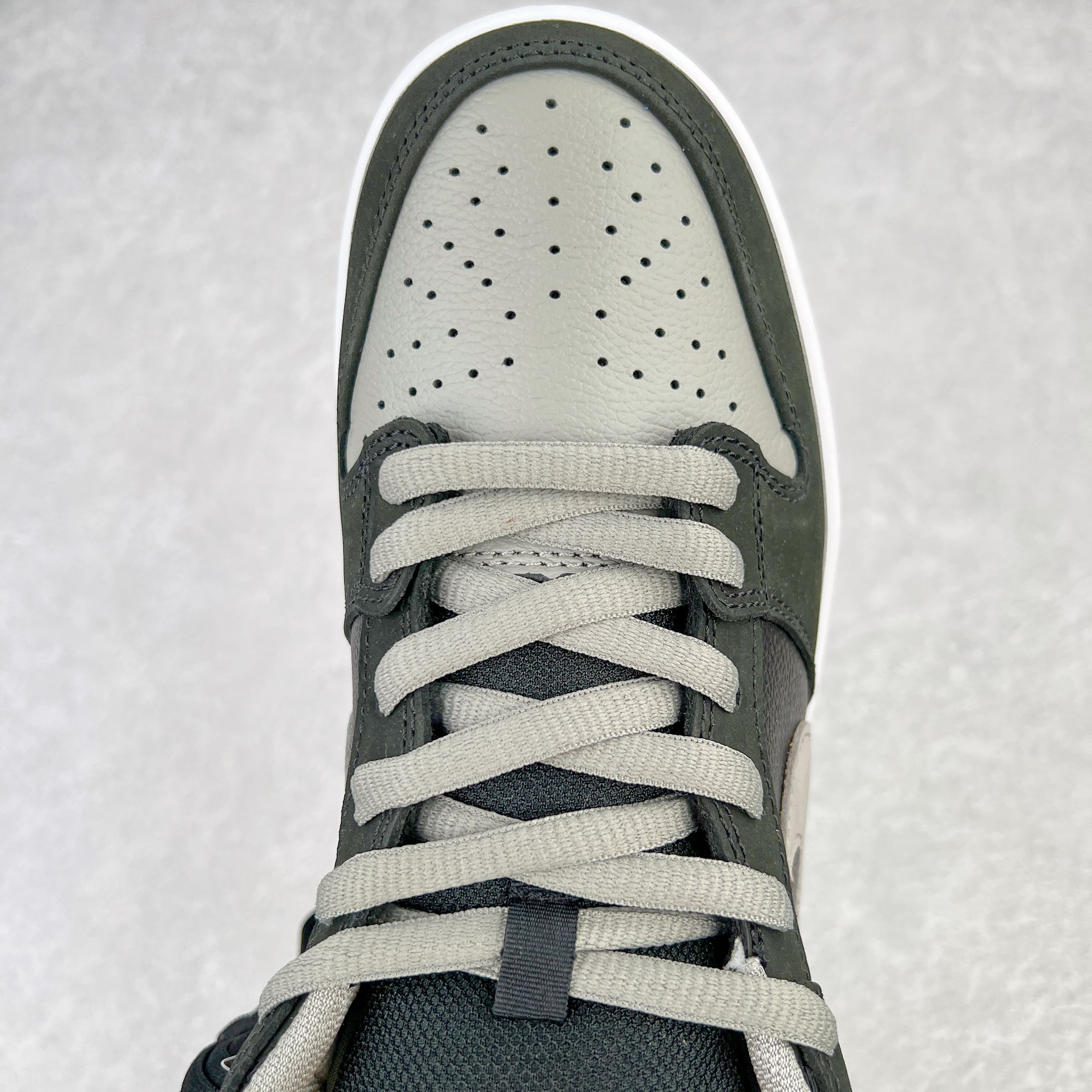 图片[4]-＃M纯原 NK SB Dunk Low J-Pack \\\”Shadow\\\” 影子灰 货号：BQ6817-007 圈内最强 零售首选 独家原厂航空铝磨具打磨大底 鞋头坡度极致还原 原盒原配 圈内天花板工艺 原厂冲刀 超高清洁度 全鞋零毛边皮料切割 全套原楦原模倾力打造完美版型 采用原厂百宏鞋带以及原厂百宏织唛舌标 内标可供原厂几率过验 原厂中底布黄色点胶 原厂中底布拉帮走线遵循公司‼️尺码：36 36.5 37.5 38 38.5 39 40 40.5 41 42 42.5 43 44 44.5 45 46 47.5-选品中心