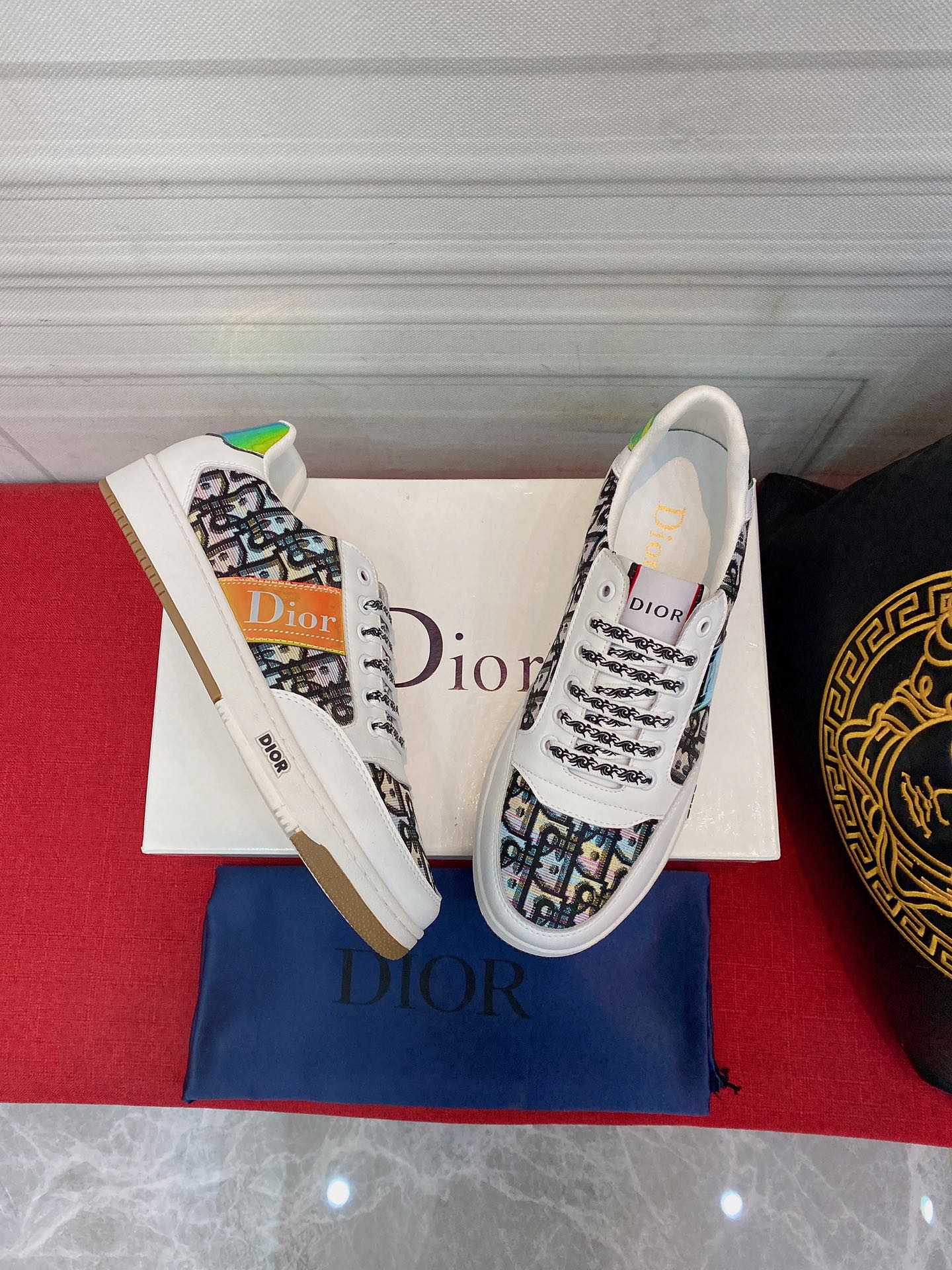 I0 迪奥 最 2022精心打造，引爆全场不断创新的国际品牌 此款男士运动休闲鞋，原版版本，专柜一比一皮面材质，皮垫脚橡胶防滑大底，透气舒适以质量说话潮颜色：两色可选