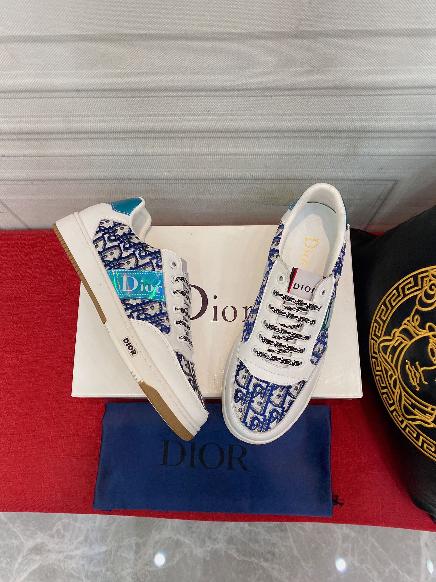 I0 迪奥 最 2022精心打造，引爆全场不断创新的国际品牌 此款男士运动休闲鞋，原版版本，专柜一比一皮面材质，皮垫脚橡胶防滑大底，透气舒适以质量说话潮颜色：两色可选