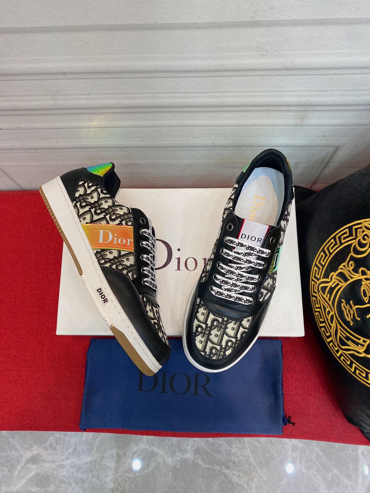 I0 迪奥 最 2022精心打造，引爆全场不断创新的国际品牌 此款男士运动休闲鞋，原版版本，专柜一比一皮面材质，皮垫脚橡胶防滑大底，透气舒适以质量说话潮颜色：两色可选