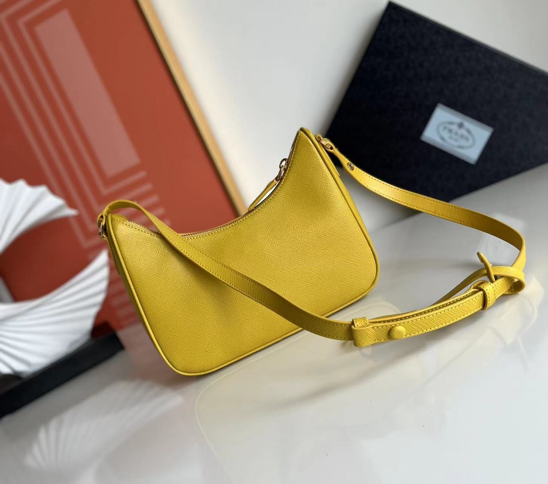 Prada 25 counters latest model hobo womens full leather armpit bag 1BC204 is made of cross-grain cowhide imported from Italy, triangle brand meta