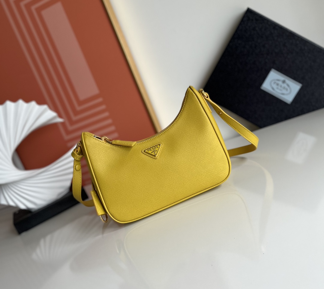 Prada 25 counters latest model hobo womens full leather armpit bag 1BC204 is made of cross-grain cowhide imported from Italy, triangle brand meta