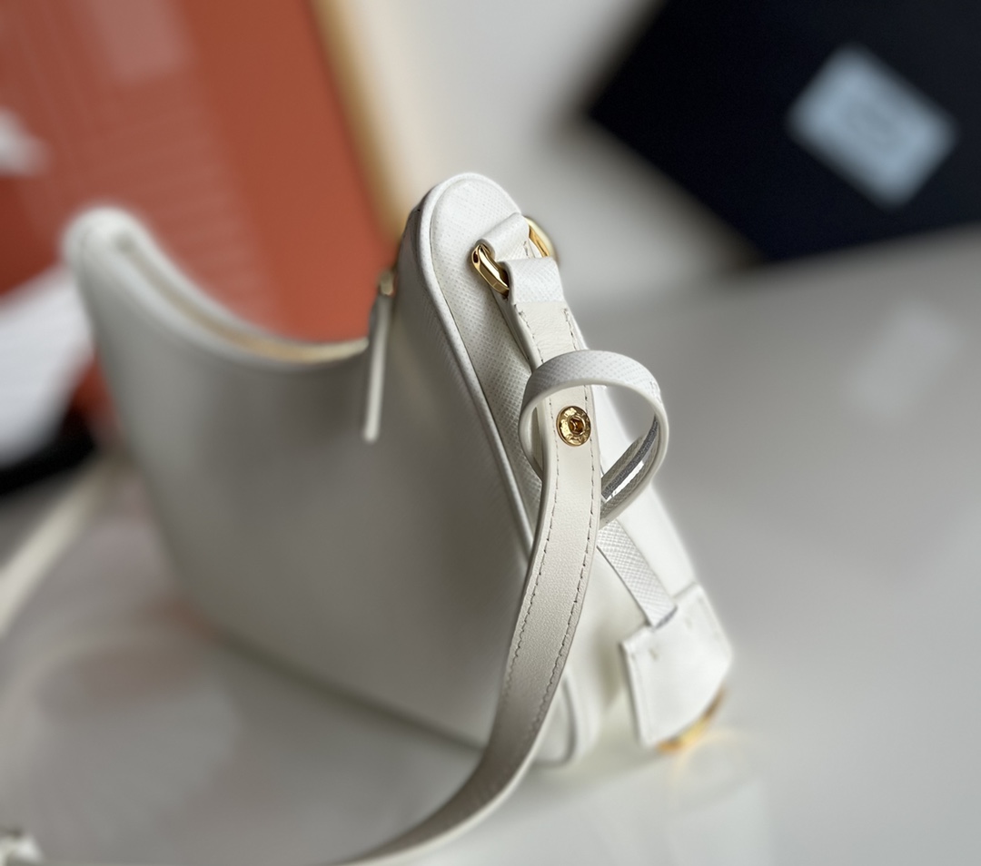 Prada 25 counters latest model hobo womens full leather armpit bag 1BC204 is made of cross-grain cowhide imported from Italy, triangle brand meta