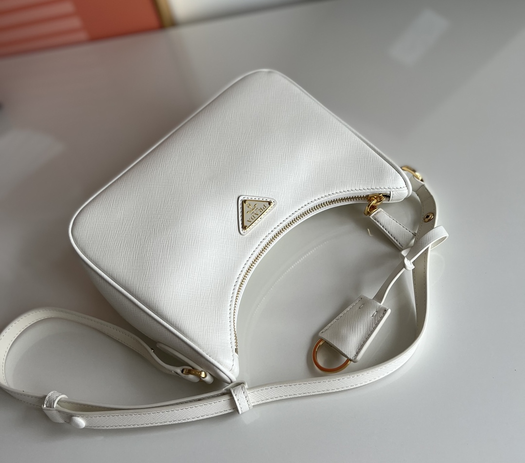 Prada 25 counters latest model hobo womens full leather armpit bag 1BC204 is made of cross-grain cowhide imported from Italy, triangle brand meta