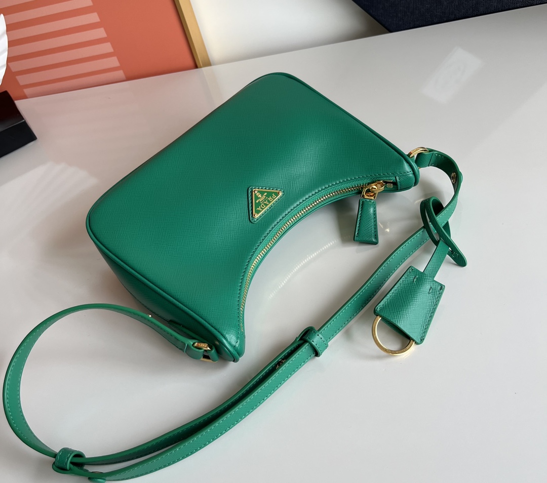Prada 25 counters latest model hobo womens full leather armpit bag 1BC204 is made of cross-grain cowhide imported from Italy, triangle brand meta