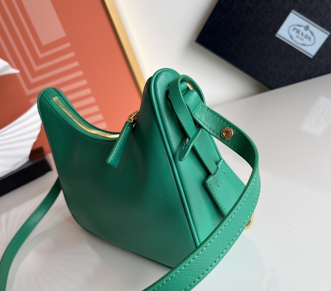 Prada 25 counters latest model hobo womens full leather armpit bag 1BC204 is made of cross-grain cowhide imported from Italy, triangle brand meta