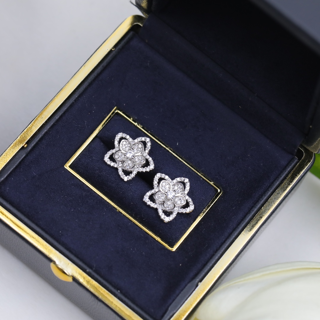 NO:103762,Seiko version GRAFF top brand Graf earrings high-end jewelry custom simulation diamond series High-end customization luxury s925 sterling silver material Platinum-plated flower earrings super texture Super gorgeous and beautiful original logo, Graf, pure silver19860909精工版本GRAFF顶级品牌 格拉芙耳钉高级珠宝定制仿真钻系列 高端定制 奢侈 s925纯银材质 镀铂金花朵耳钉质感超赞 上身超华丽优美原版logo,格拉芙,pure silver,Jewelry