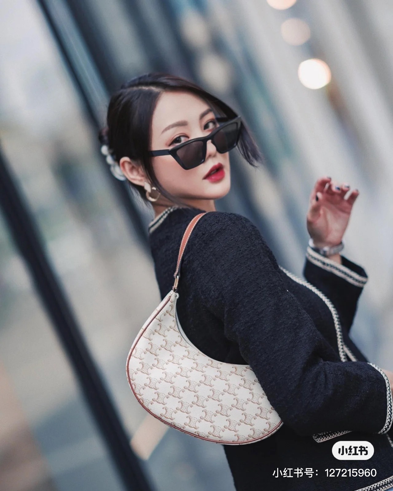 NO:213551,This is the classic Arc de Triomphe pattern Ava armpit bag that Sister Lisa has carried to the red. This bag is really light and has a good capacity. When it is an armpit bag, the back and arms won’t look too fat!  Worth buying, Celine, Celine, Celine19860909这又是Lisa姐背到火红的经典凯旋门老花纹的Ava腋下包 这款包真的非常轻盈而且容量也很OK 当腋下包 背手臂也不会看起来太肥！值得入手,赛琳celine,celine,celine,Bag