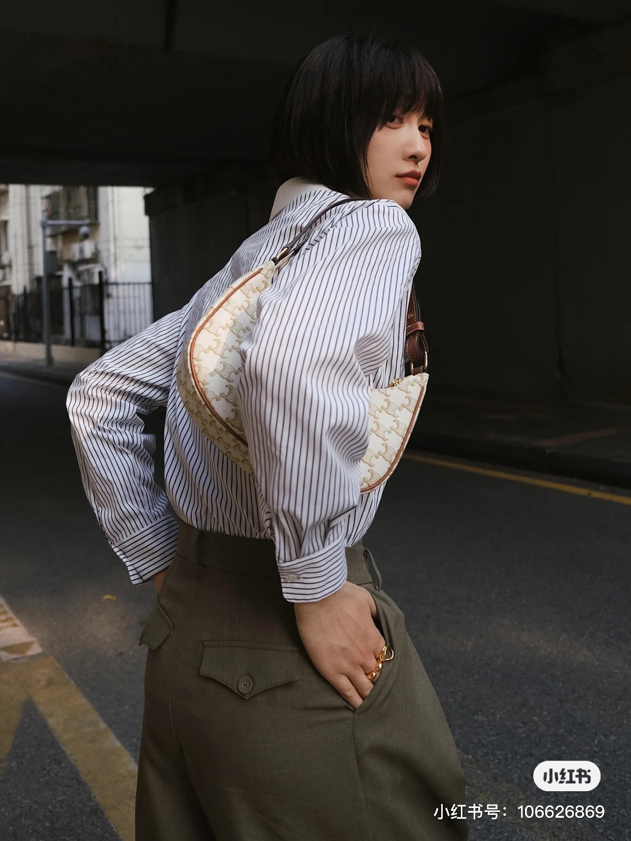 NO:213553,Celine Ava white-brown color combination plus the presbyterian logo of Arc de Triomphe is more suitable for spring and summer!  Retro and fashionable, the more you look, the more you look. You can match any style of clothes. Small and lightweight, with a large capacity. I believe it is the one I have to use very high next time, Celine, Celine, Celine19860909Celine Ava白棕配色加上凯旋门老花logo 更加适合春夏！ 复古时髦,越看越耐看 无论什么风格的衣服都能搭配上 小巧轻便,容量也很大 相信是我接下来利用率极高的一款,赛琳celine,celine,celine,Bag