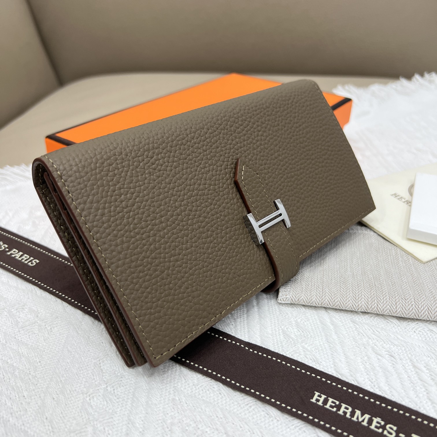 Hermès Togo Leather Vertical Wallet with Interior Zipper Pocket 4 a1653761506533 7702